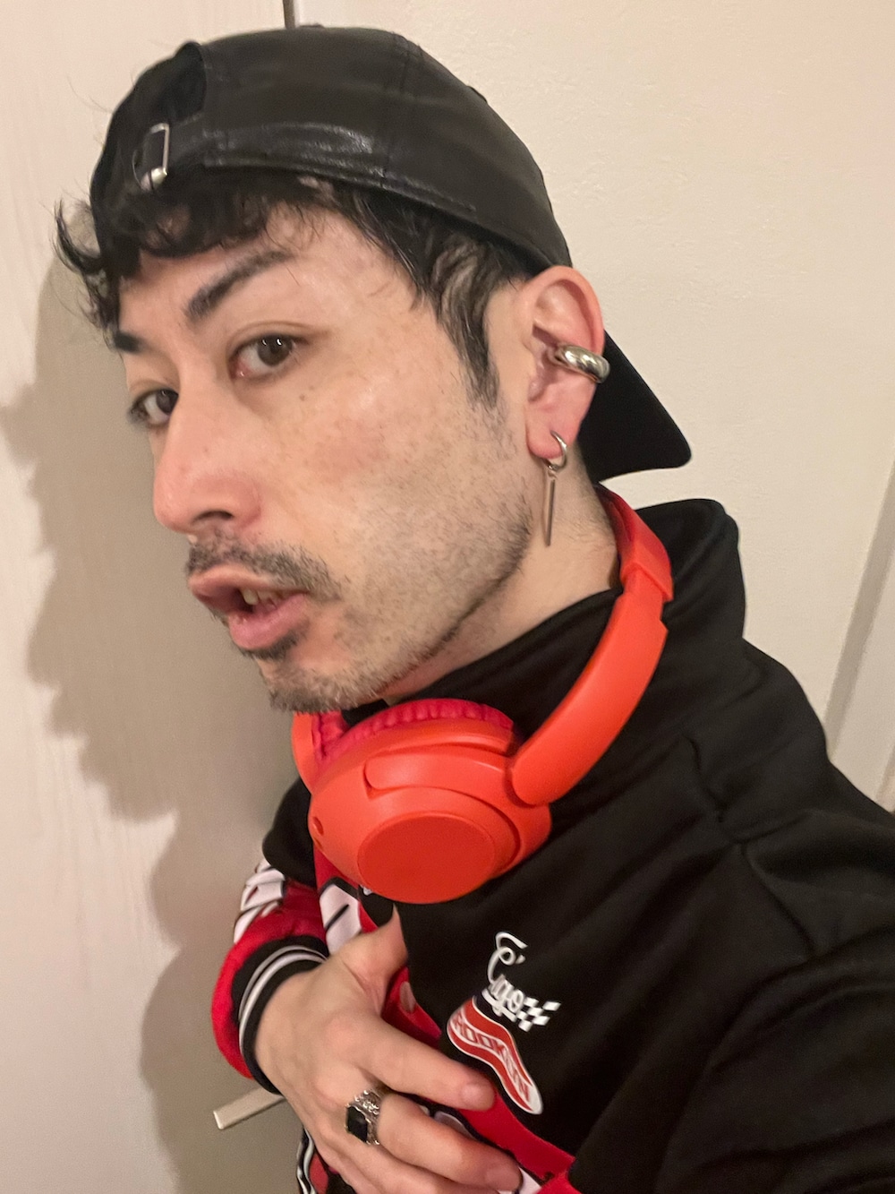「冬のコーデ、大人カジュアル、休日スタイル、冬アウター、レザーパンツ、レザーキャップ、ヘッドホン、お洒落さんとつながりたい、いいね、save、フォローお願いします🤑、低身長、ヒールブーツ、過去の投稿も見て頂けたら嬉しいです😊、フォルダインありがとうございます❤︎、韓国ファッション、フォローミー」｜「SHEINのアイテム（ジャケット/アウター、レッド系）」を使った、shinyaさん（メンズ・168cm）の冬コーディネートの5枚目の写真