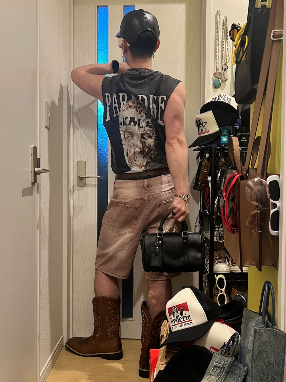 ブラウン系のブーツ、ピンク系のその他パンツ、ブラック系のボストンバッグを着用したメンズの春コーディネートの3枚目の写真