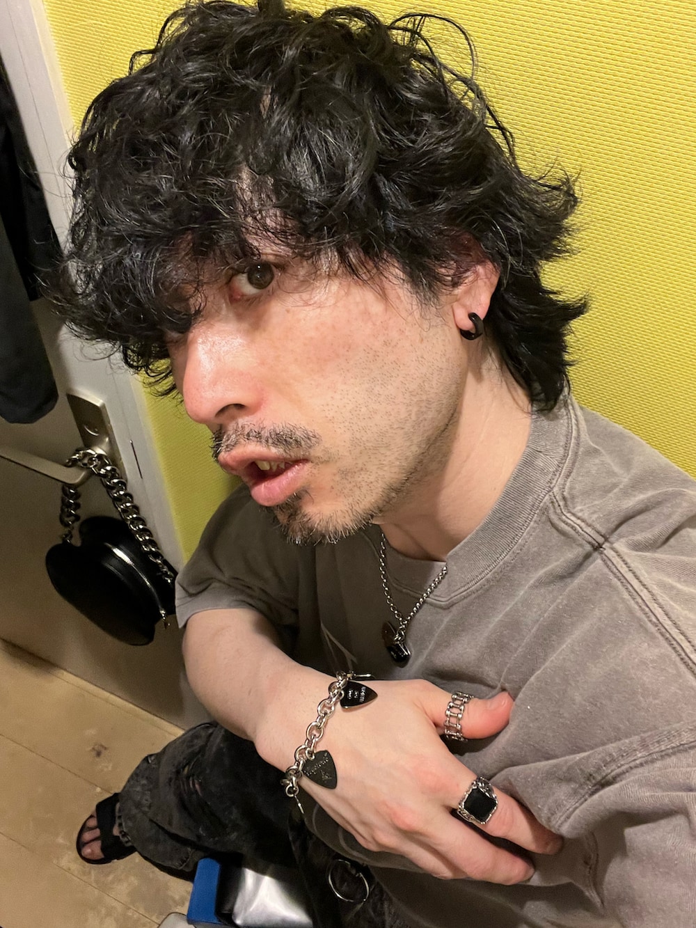 「シンプルコーデ、今日のコーデ、春夏コーデ、休日スタイル、お出かけコーデ、デート、いいね、save、フォローお願いします🤑、過去の投稿も見て頂けたら嬉しいです😊、フォルダインありがとうございます❤︎、フォローミー、厚底サンダル、サングラス、ショルダーバッグ、カジュアル、ストリート」｜「ADRERの【ADRER】ヴィンテージメイクワイドテーパードデニム（デニムパンツ、ブラック系）」を使った、shinyaさん（メンズ・168cm）の春コーディネートの4枚目の写真