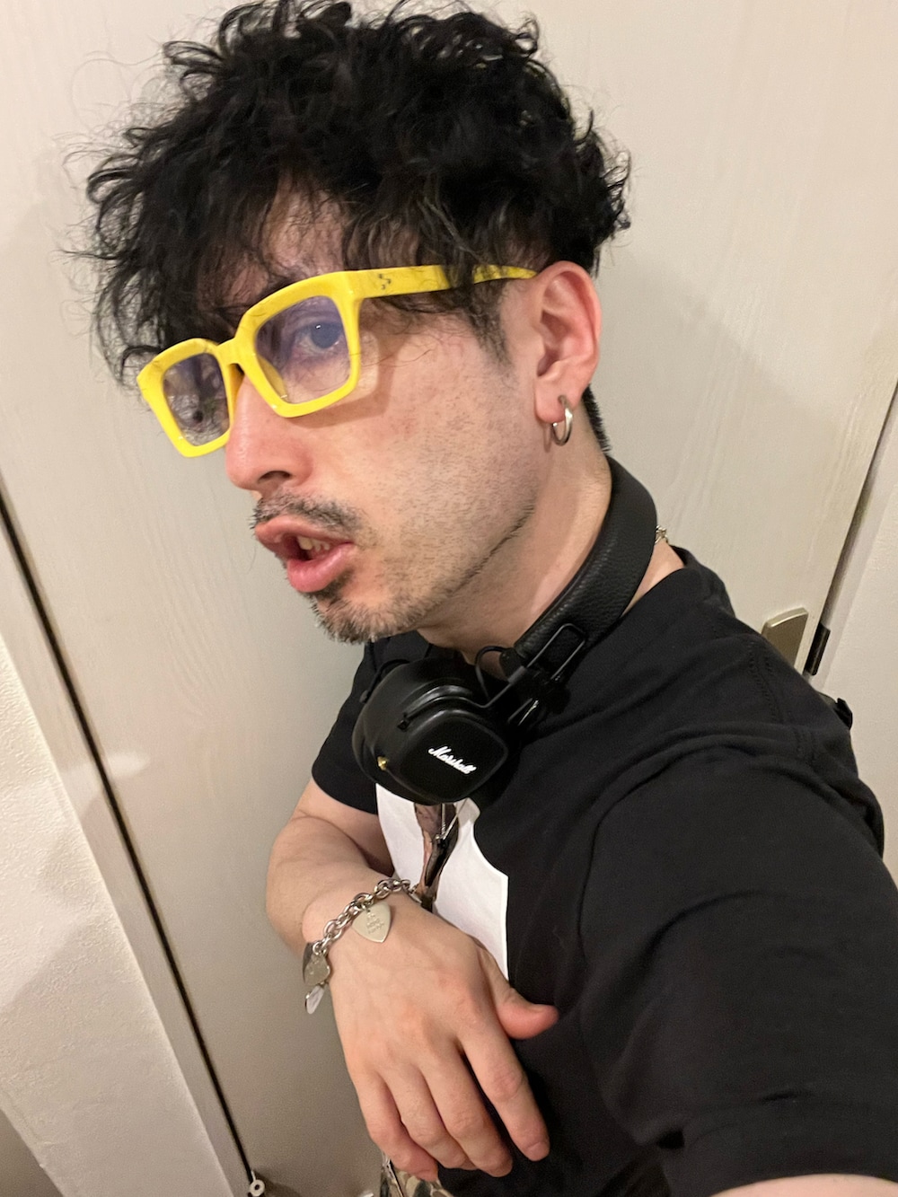 ベージュ系のブーツ、ブラック系のTシャツ/カットソー、ブラック系のショルダーバッグを着用したメンズの秋コーディネートの4枚目の写真