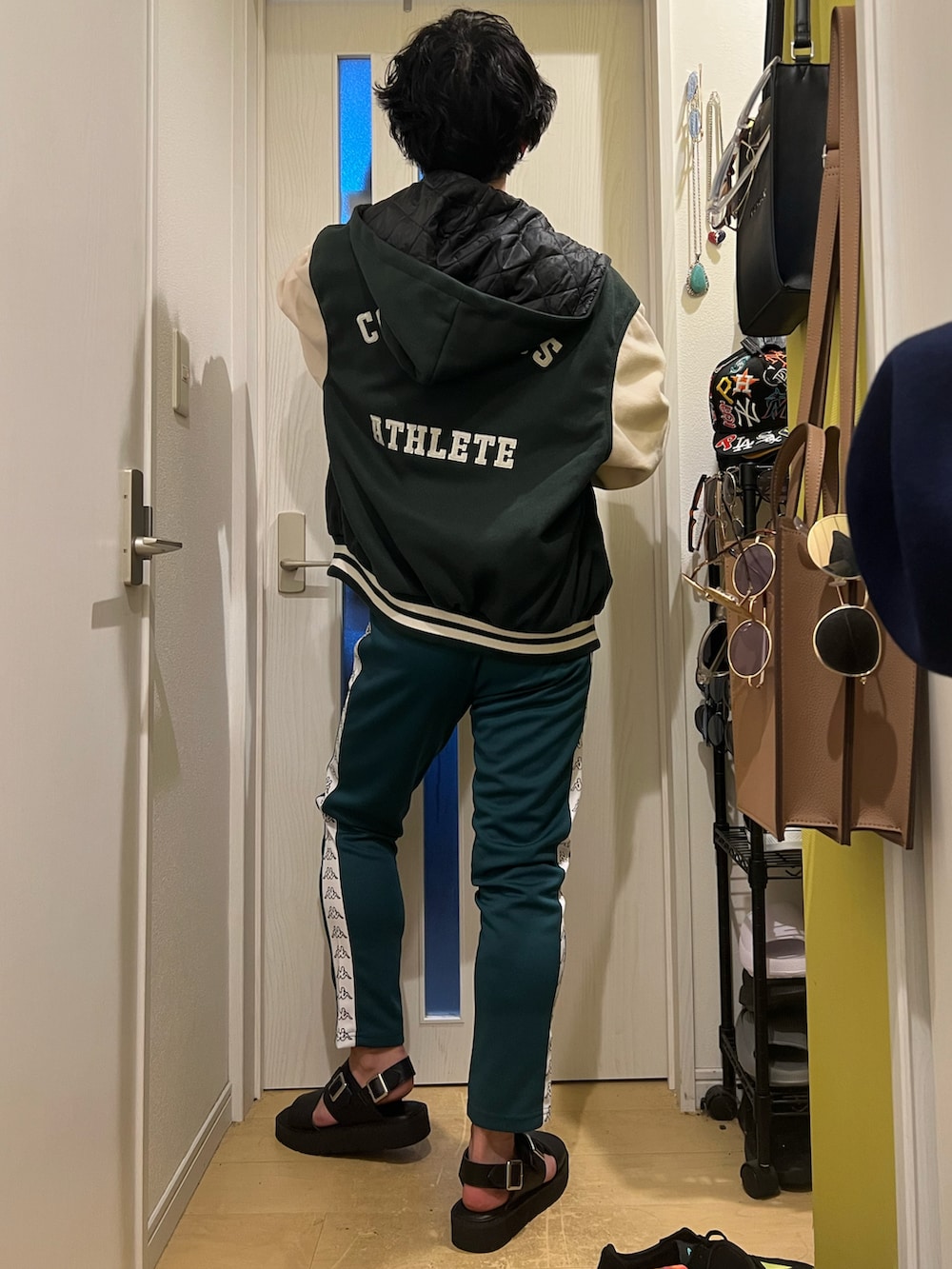 ホワイト系のトートバッグ、グリーン系のその他パンツ、ブラック系のサンダルを着用したメンズの春コーディネートの4枚目の写真