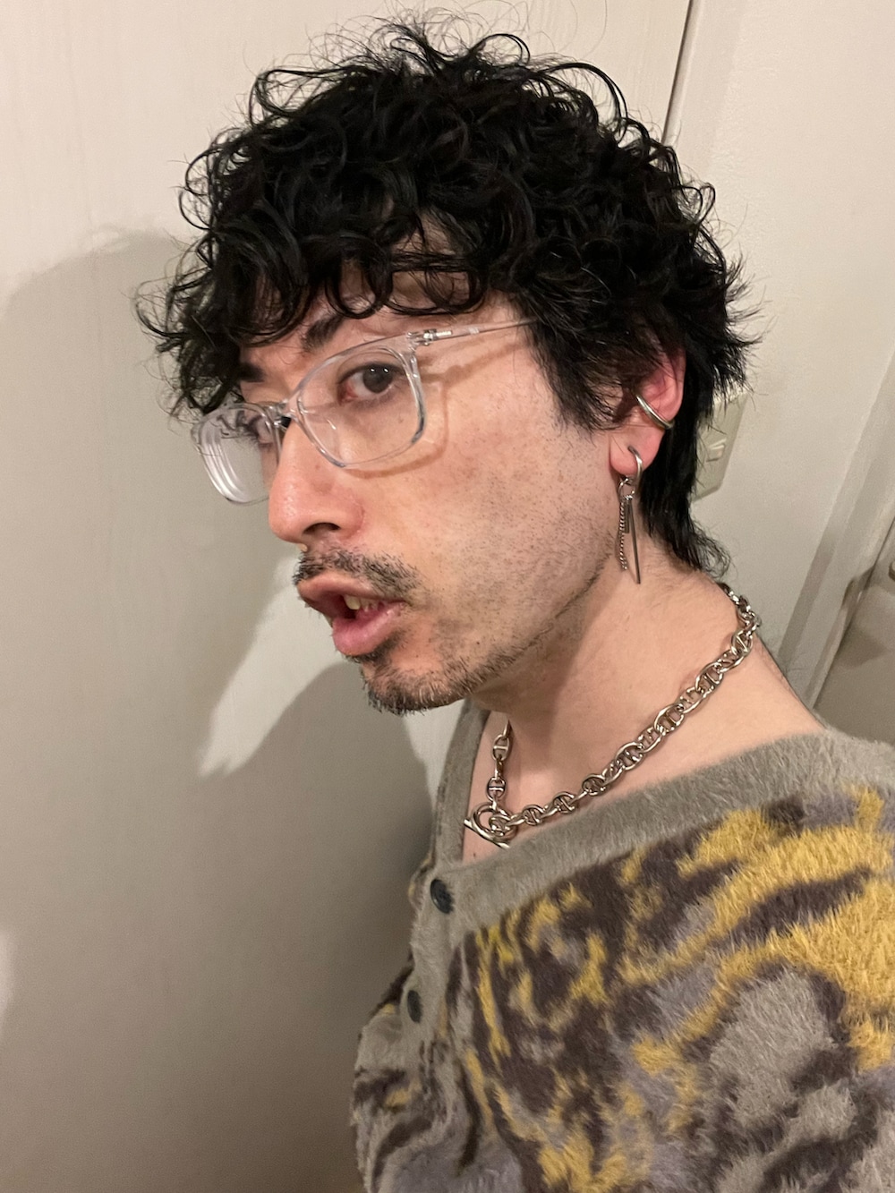 グレー系のカーディガン/ボレロ、ブラック系のカーゴパンツ、ブラック系のブーツを着用したメンズの春コーディネートの5枚目の写真