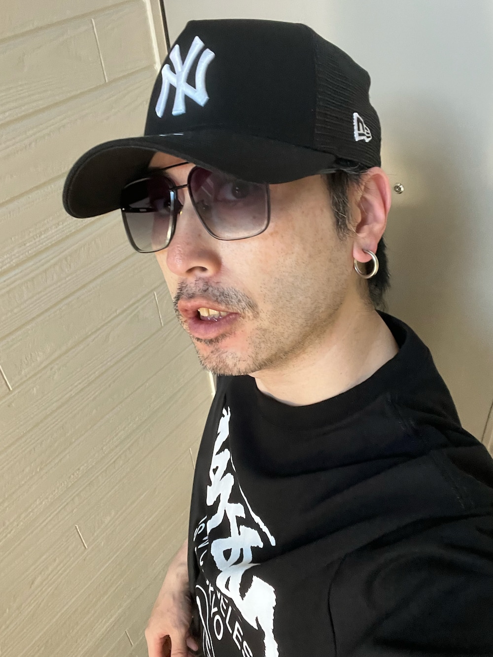 ブラック系のTシャツ/カットソー、ブラック系のトートバッグ、ブラウン系のモカシン/デッキシューズを着用したメンズの夏コーディネートの5枚目の写真