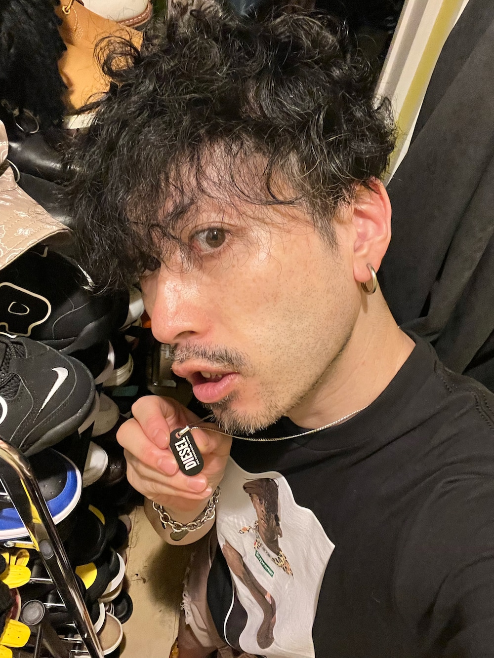 ベージュ系のブーツ、ブラック系のTシャツ/カットソー、ブラック系のショルダーバッグを着用したメンズの秋コーディネートの5枚目の写真