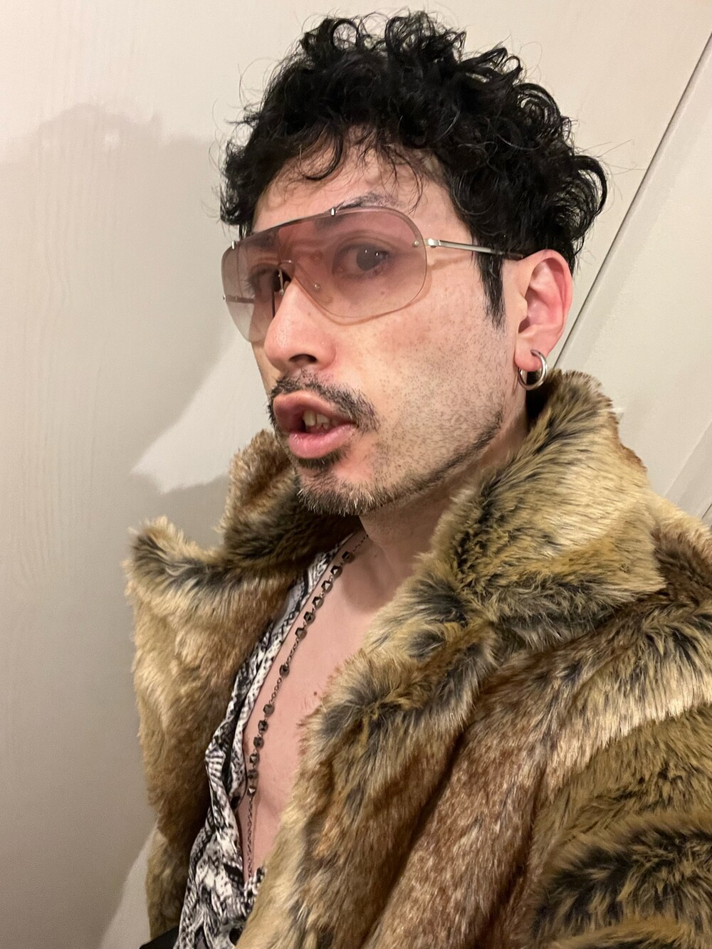 ブラック系のスウェットパンツ、ブラック系のブーツ、ホワイト系のショルダーバッグを着用したメンズの冬コーディネートの5枚目の写真