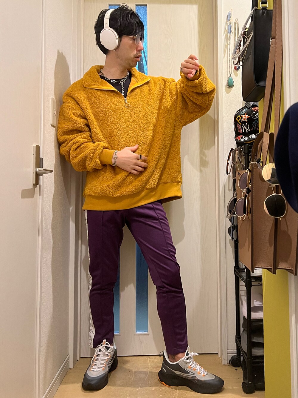 イエロー系のスウェット、ブラック系のスニーカー、パープル系のその他パンツを着用したメンズの春コーディネートの2枚目の写真