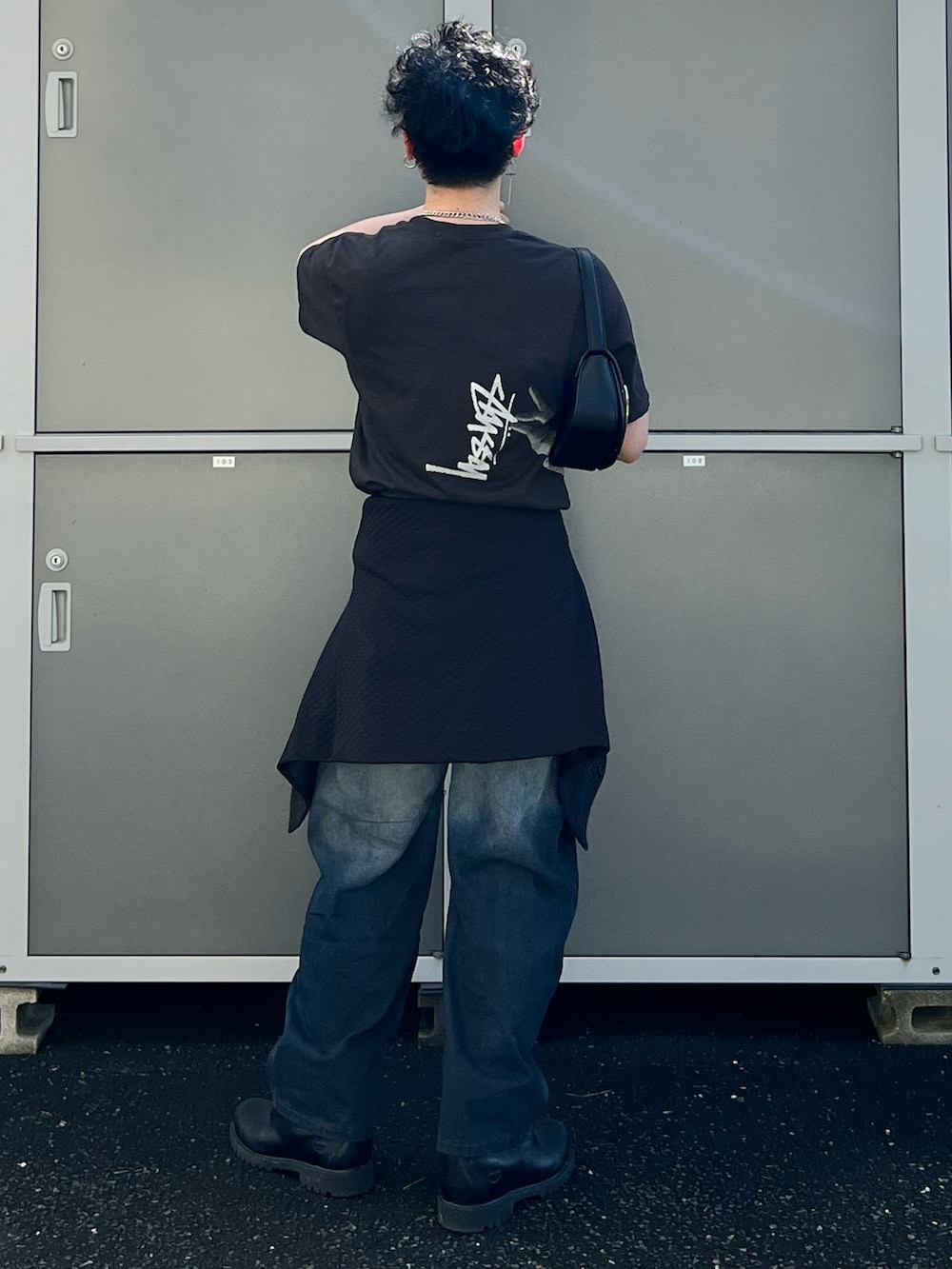 ブラック系のショルダーバッグ、ブラック系のブーツ、ブラック系のTシャツ/カットソーを着用したメンズの秋コーディネートの3枚目の写真