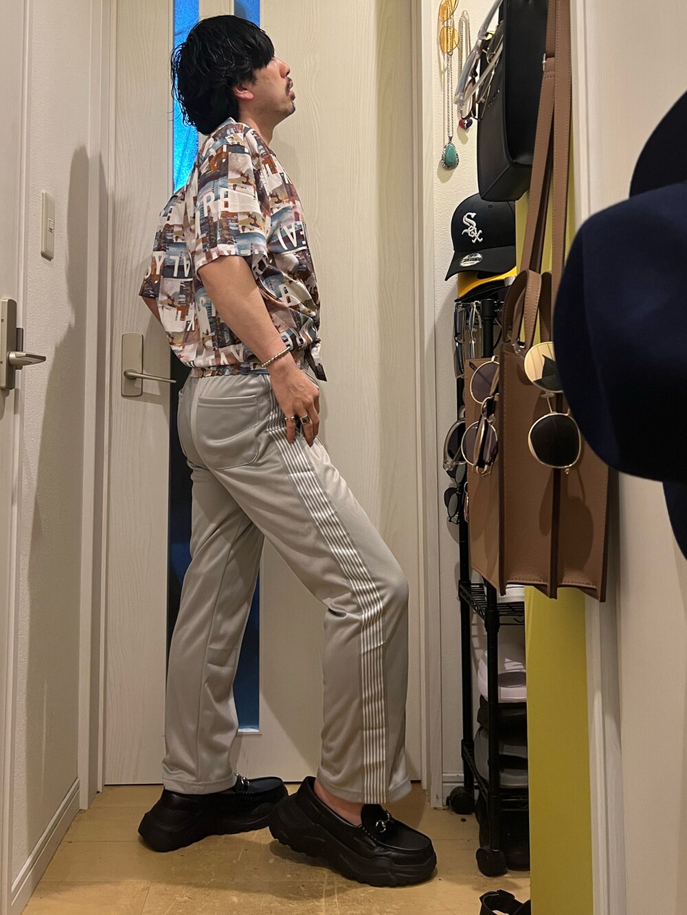 ホワイト系のシャツ/ブラウス、グレー系のデニムパンツ、ブラック系のスニーカーを着用したメンズの春コーディネートの4枚目の写真