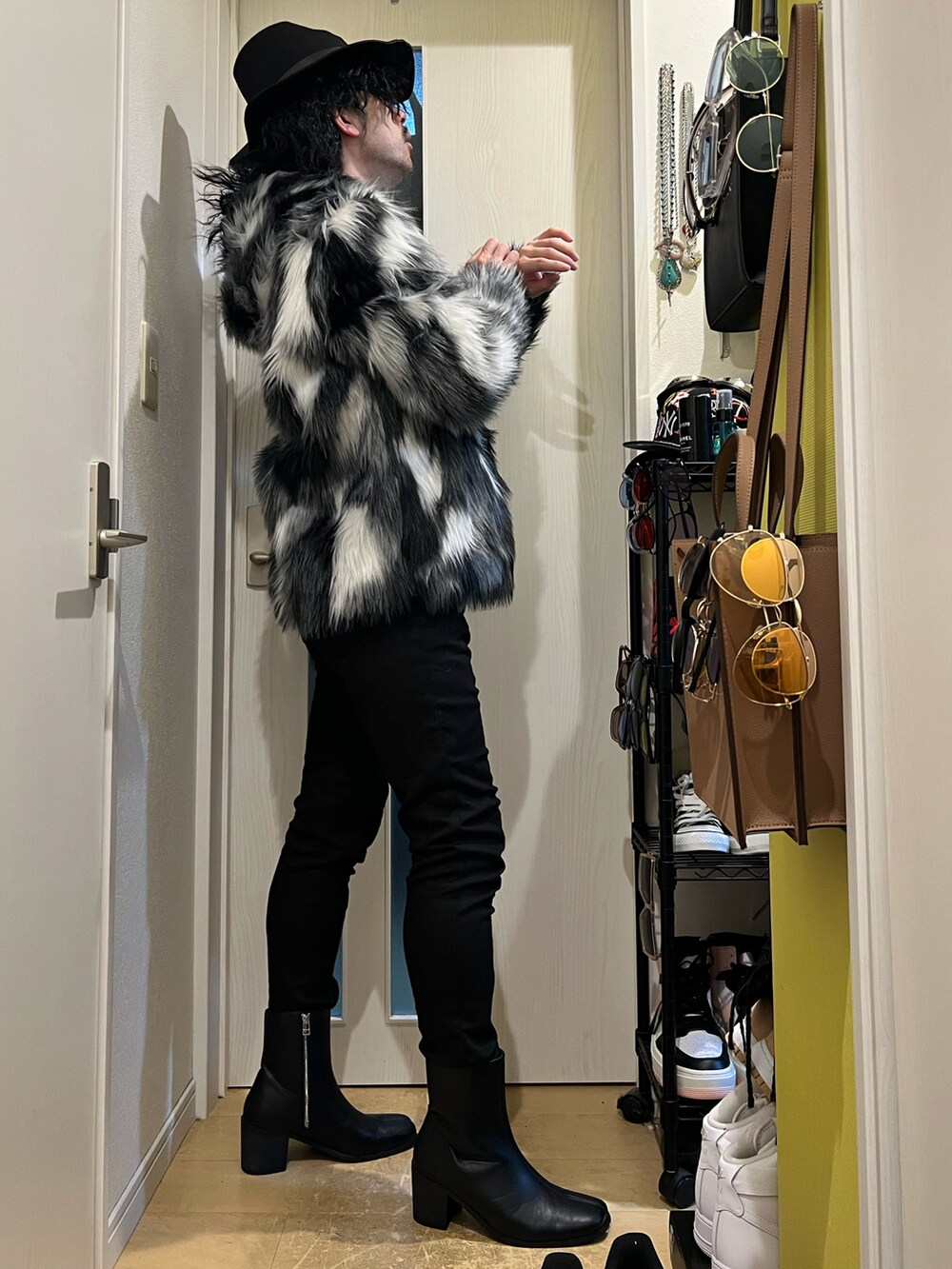 「ファッションを楽しもう、ハロウィン、秋服コーデ、秋冬コーデ、秋冬、秋冬準備はじめました、シンプルスタイル、韓国ファッション、韓国コーデ、お洒落さんとつながりたい、コート、ヒールブーツ、いいね、save、フォローお願いします🤑、過去の投稿も見て頂けたら嬉しいです😊、フォルダインありがとうございます❤︎」｜「glabellaのglabella / グラベラ / ハイヒール タビブーツ / 足袋 ブーツ / ヒールブーツ / ドレスブーツ（ブーツ、ブラック系）」を使った、shinyaさん（メンズ・168cm）の秋コーディネートの3枚目の写真