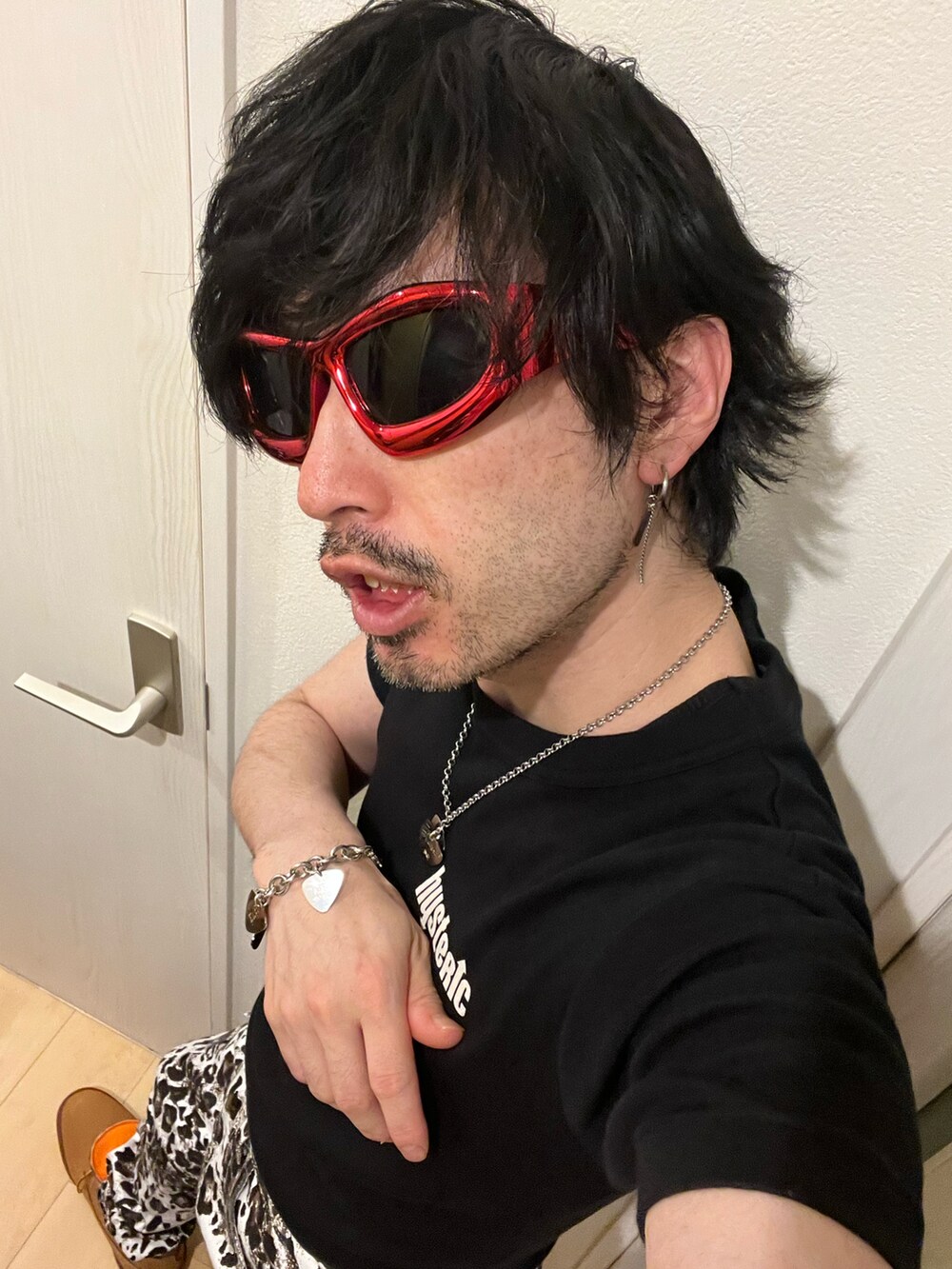 ブラック系のTシャツ/カットソー、ベージュ系のブーツ、ブラック系のショルダーバッグを着用したメンズの夏コーディネートの4枚目の写真