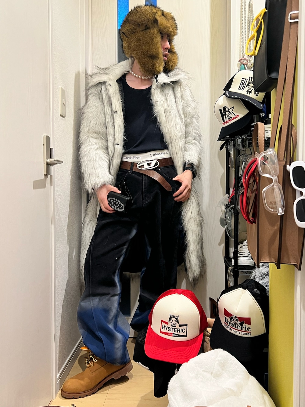 ベージュ系のブーツ、ブルー系のデニムパンツ、ホワイト系のその他アウターを着用したメンズの冬コーディネートの2枚目の写真