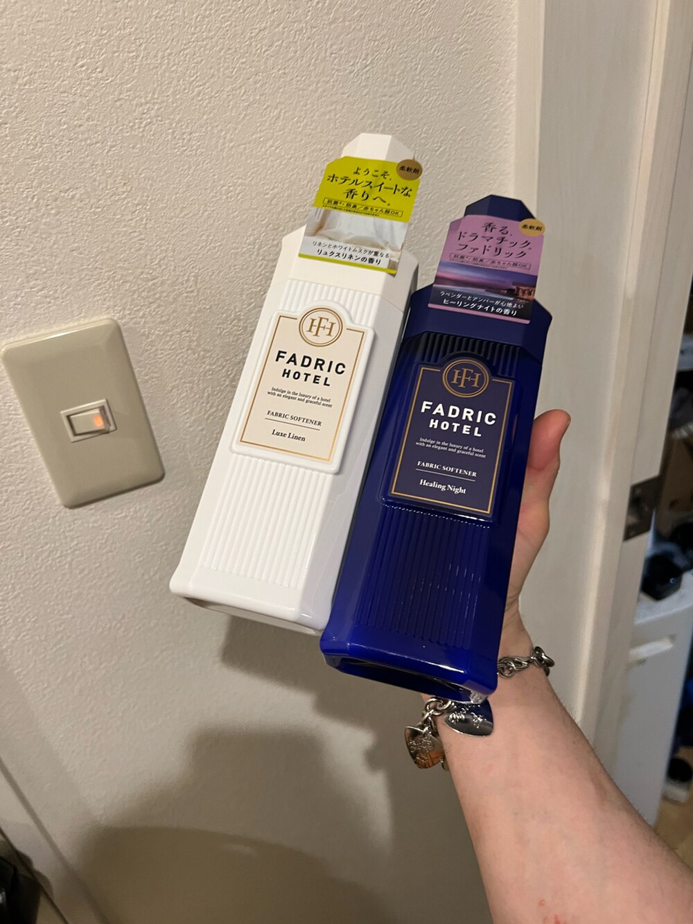 グレー系のTシャツ/カットソー、ブラック系のトートバッグ、ベージュ系のブーツを着用したメンズの夏コーディネートの5枚目の写真