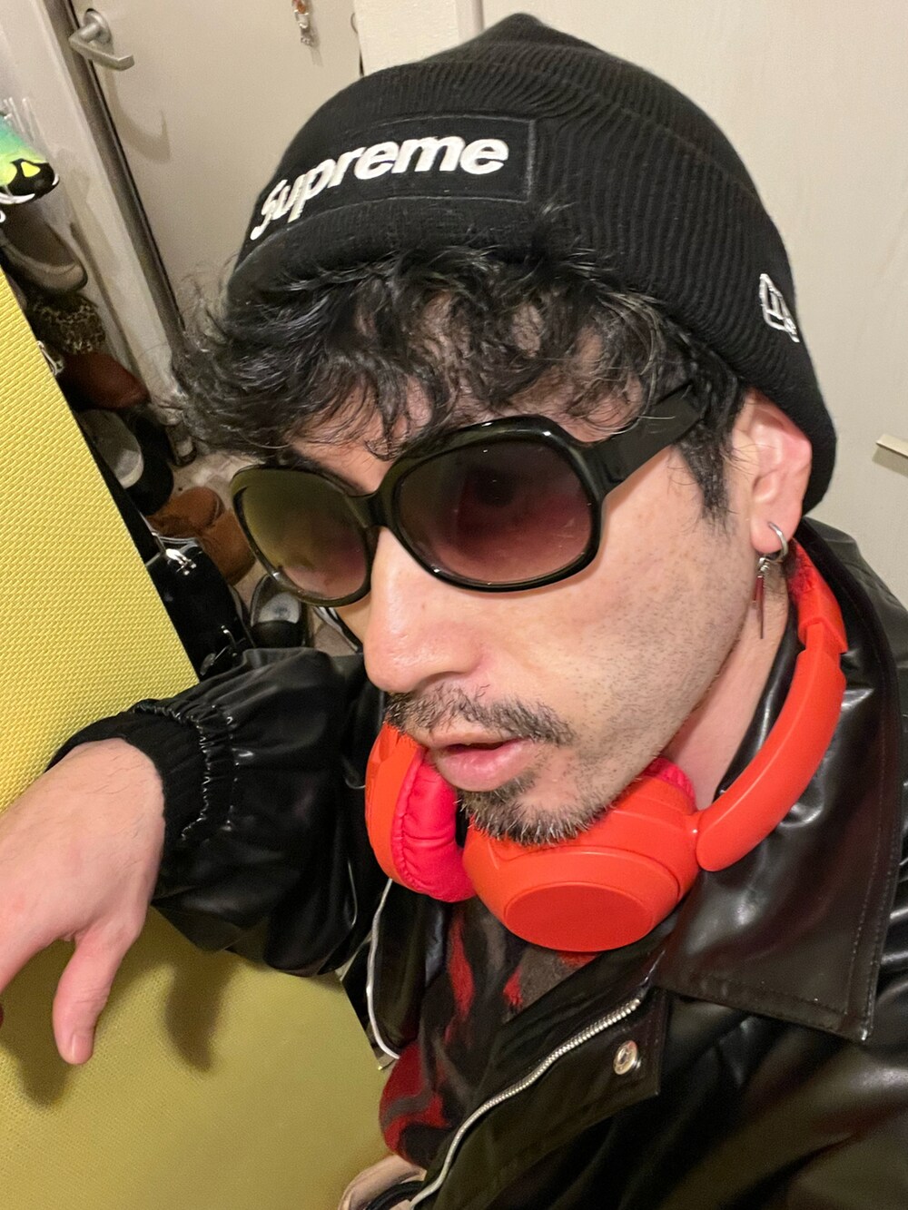 その他のニット/セーター、ブラック系のカーゴパンツ、ブラック系のスニーカーを着用したメンズの冬コーディネートの3枚目の写真