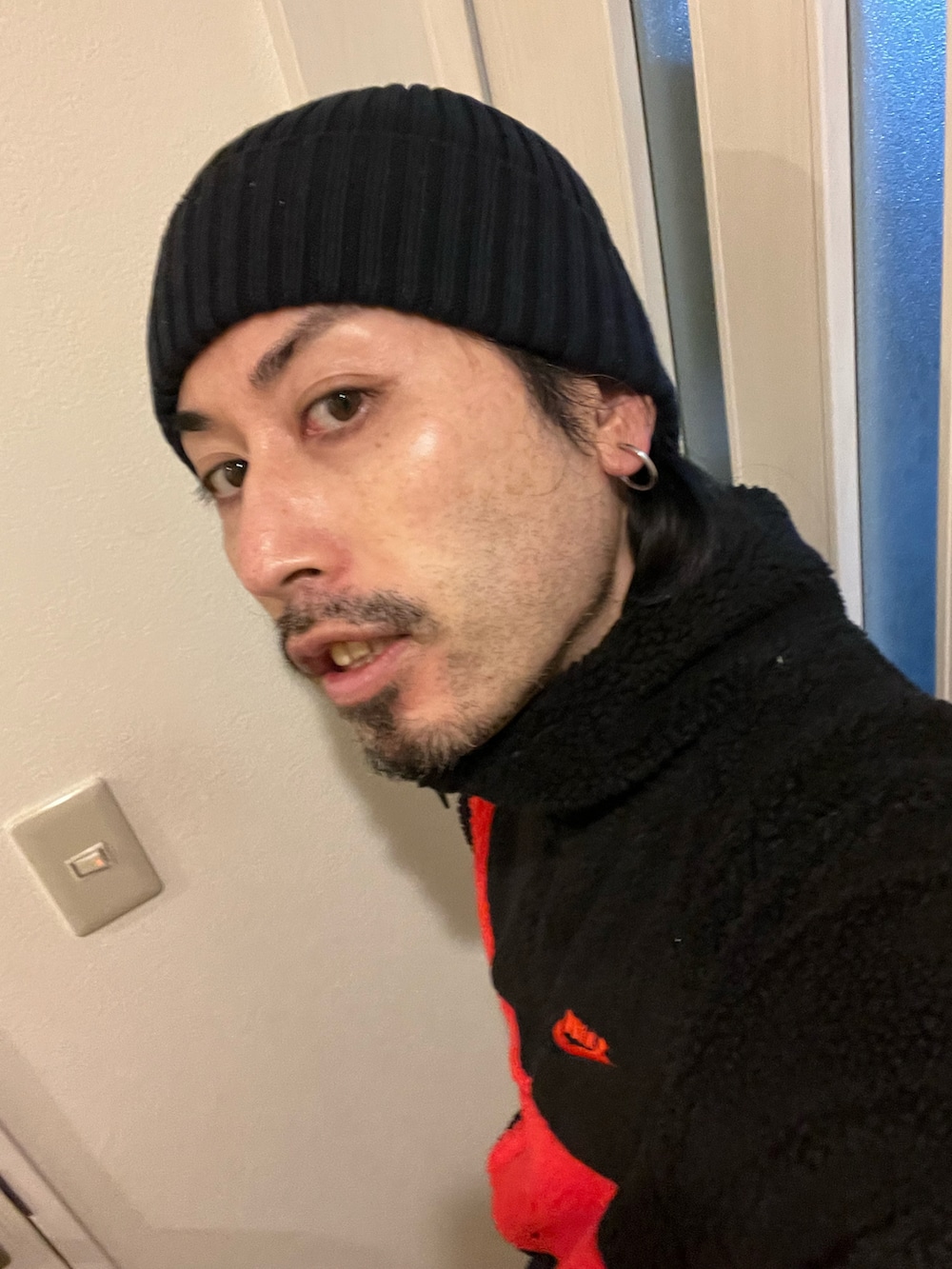 ブラック系のスニーカー、ブラック系のその他パンツ、ブラック系のバックパック/リュックを着用したメンズの冬コーディネートの5枚目の写真