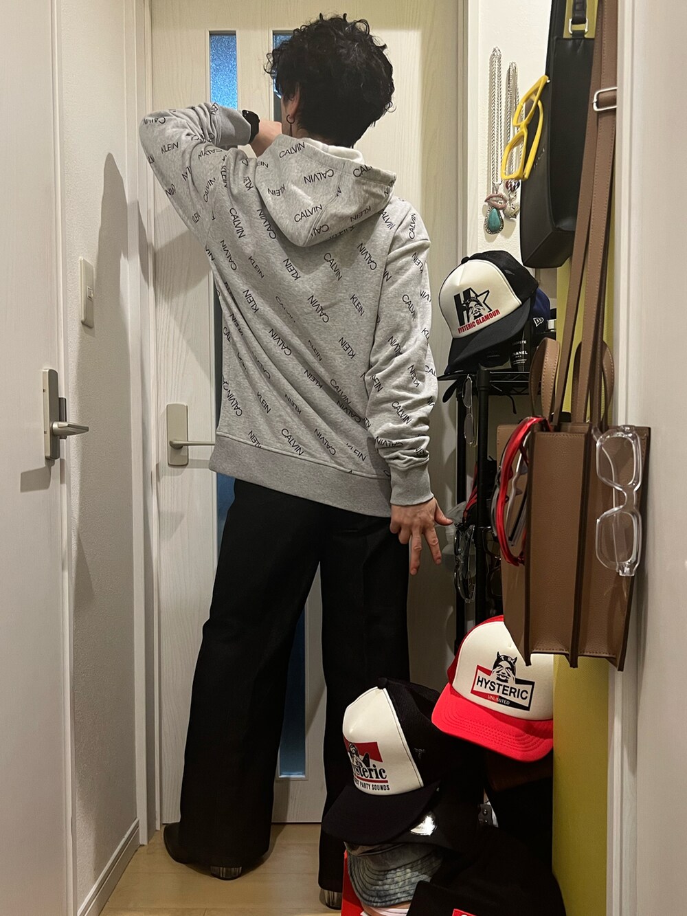 ブラック系のその他パンツ、グレー系のパーカー、ブラック系のショルダーバッグを着用したメンズの冬コーディネートの3枚目の写真