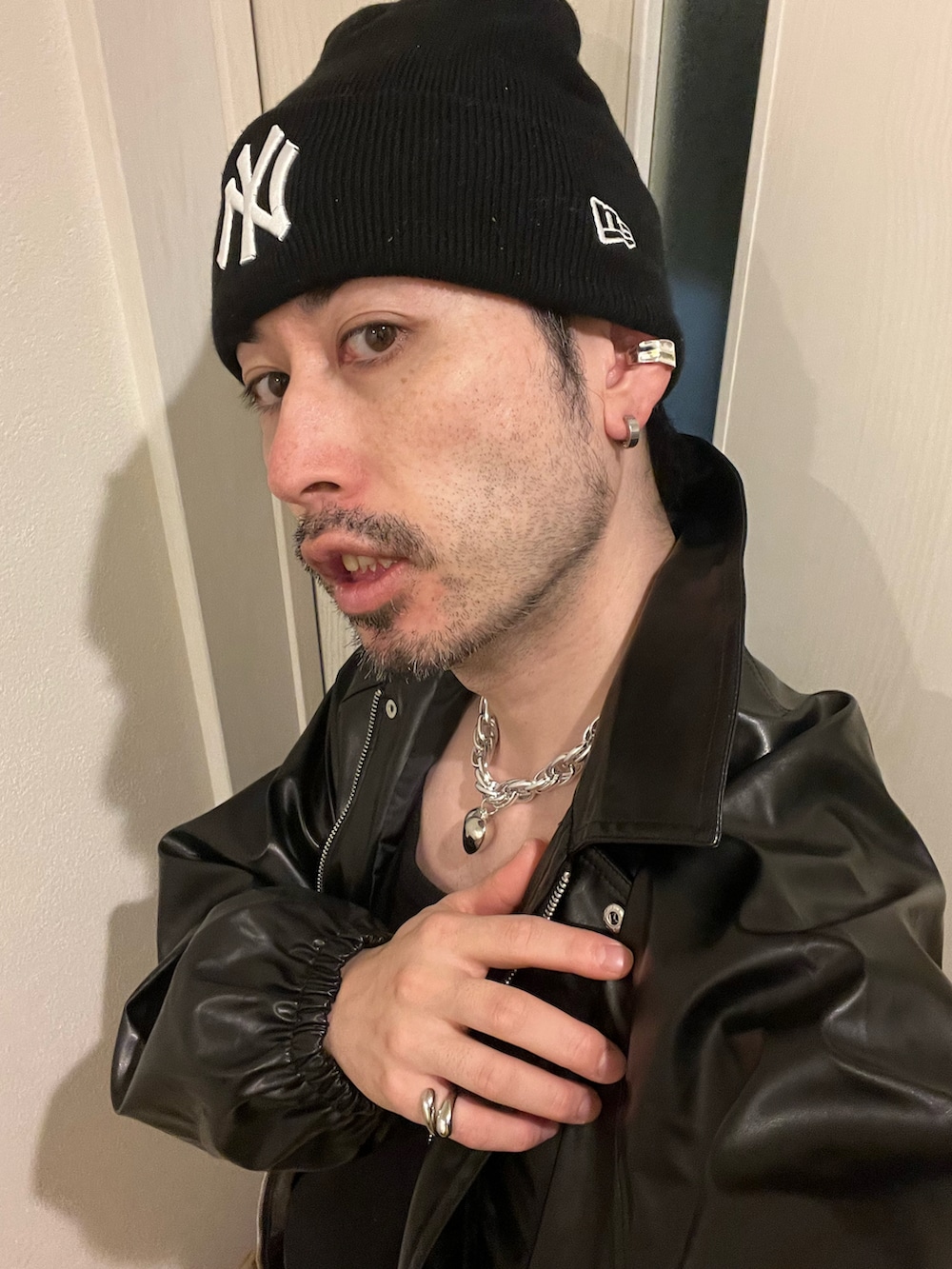 ブラック系のトートバッグ、ブラウン系のその他パンツ、ブラウン系のブーツを着用したメンズの秋コーディネートの5枚目の写真