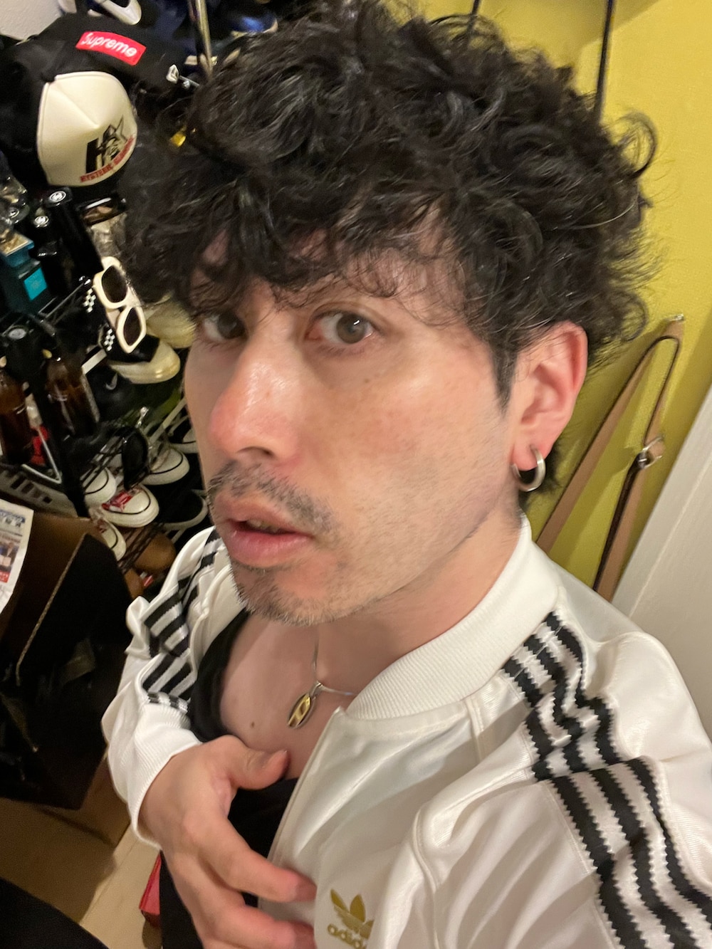 ホワイト系のジャージ、ブラック系のその他パンツ、ブラック系のスニーカーを着用したメンズの秋コーディネートの4枚目の写真