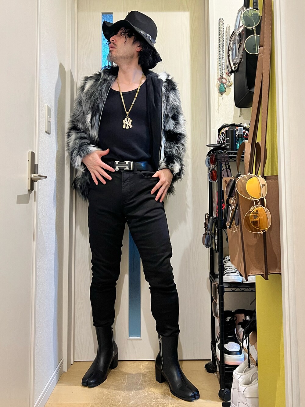 「ファッションを楽しもう、ハロウィン、秋服コーデ、秋冬コーデ、秋冬、秋冬準備はじめました、シンプルスタイル、韓国ファッション、韓国コーデ、お洒落さんとつながりたい、コート、ヒールブーツ、いいね、save、フォローお願いします🤑、過去の投稿も見て頂けたら嬉しいです😊、フォルダインありがとうございます❤︎」｜「glabellaのglabella / グラベラ / ハイヒール タビブーツ / 足袋 ブーツ / ヒールブーツ / ドレスブーツ（ブーツ、ブラック系）」を使った、shinyaさん（メンズ・168cm）の秋コーディネートの2枚目の写真