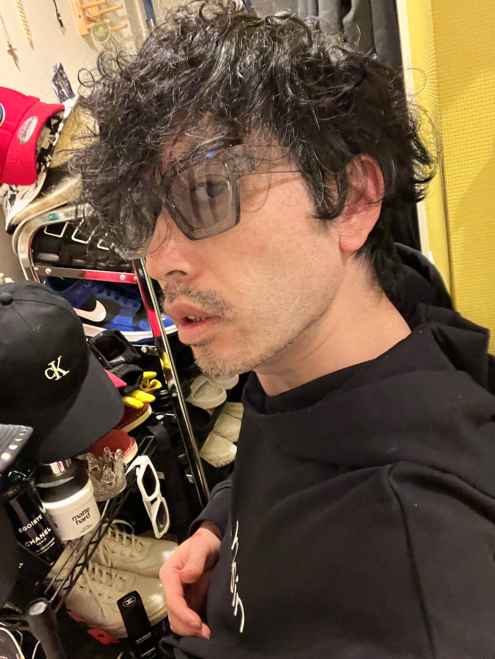 ブラック系のパーカー、ブラウン系のデニムパンツ、ベージュ系のブーツを着用したメンズの冬コーディネートの3枚目の写真