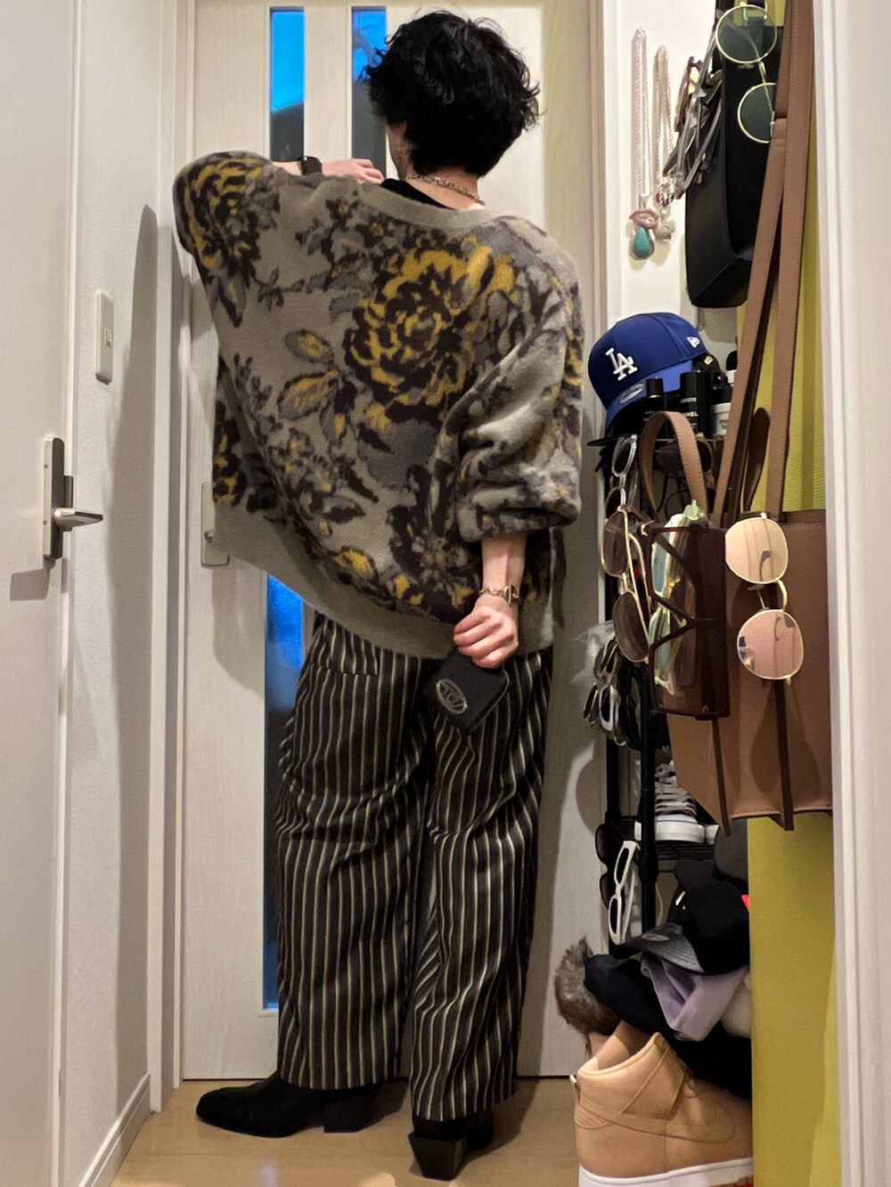 ブラック系のその他パンツ、ブラック系のブーツ、グレー系のカーディガン/ボレロを着用したメンズの春コーディネートの3枚目の写真