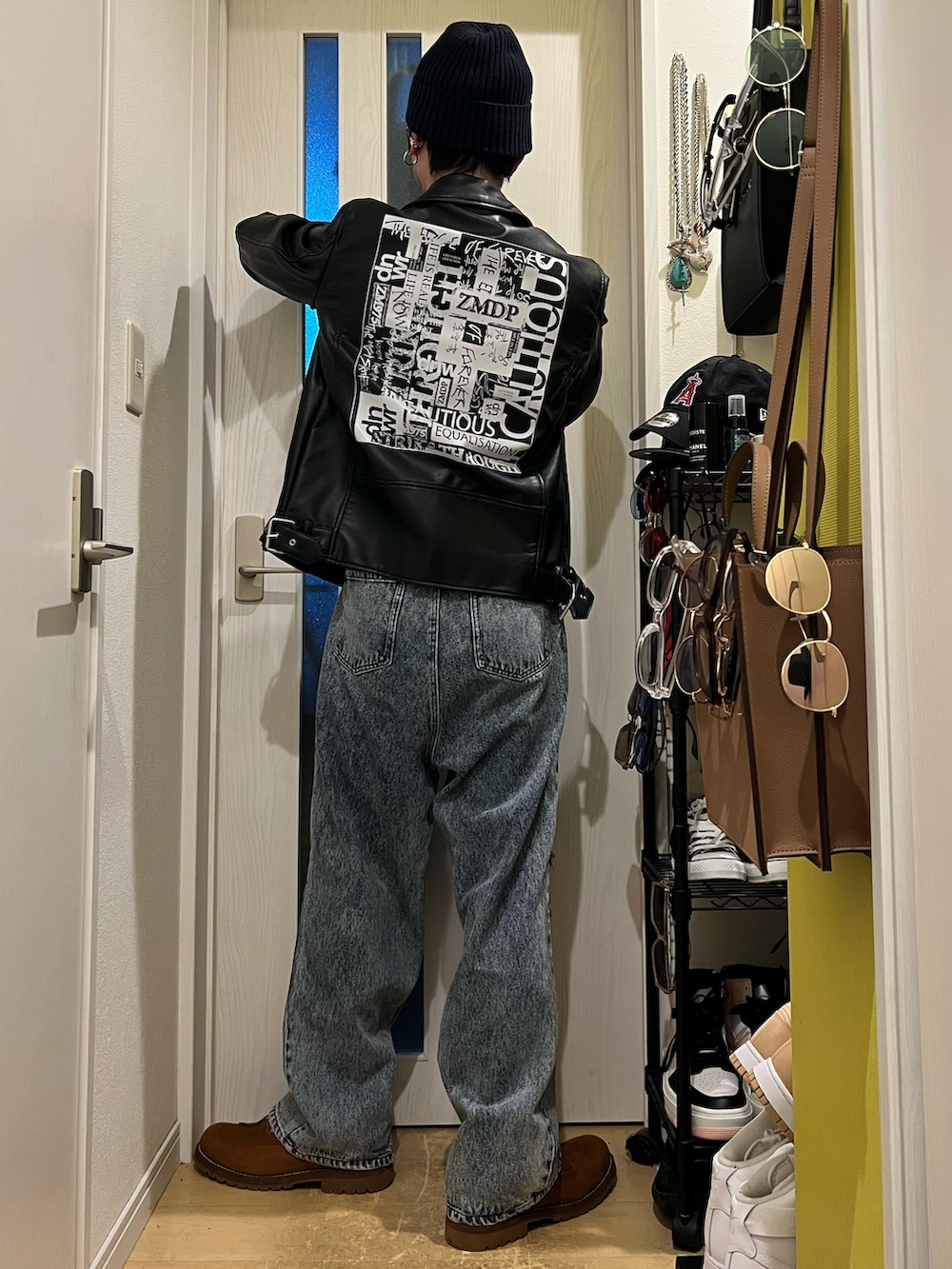 「秋服まるっと大公開、ライダース、デニム、革靴、タンクトップ、ニット帽、サングラス、ロザリオネックレス、おしゃれさんと繋がりたい、いいね、save、フォローお願いします🤑、低身長、過去の投稿も見て頂けたら嬉しいです😊、フォルダインありがとうございます❤︎、韓国ファッション、フォローミー」｜「ADRERの【ADRER】ヴィンテージメイクワイドテーパードデニム（デニムパンツ、ブルー系）」を使った、shinyaさん（メンズ・168cm）の秋コーディネートの3枚目の写真