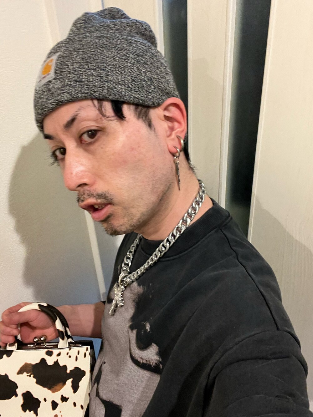 ブルー系のデニムパンツ、ホワイト系のショルダーバッグ、ブラック系のスウェットを着用したメンズの冬コーディネートの5枚目の写真
