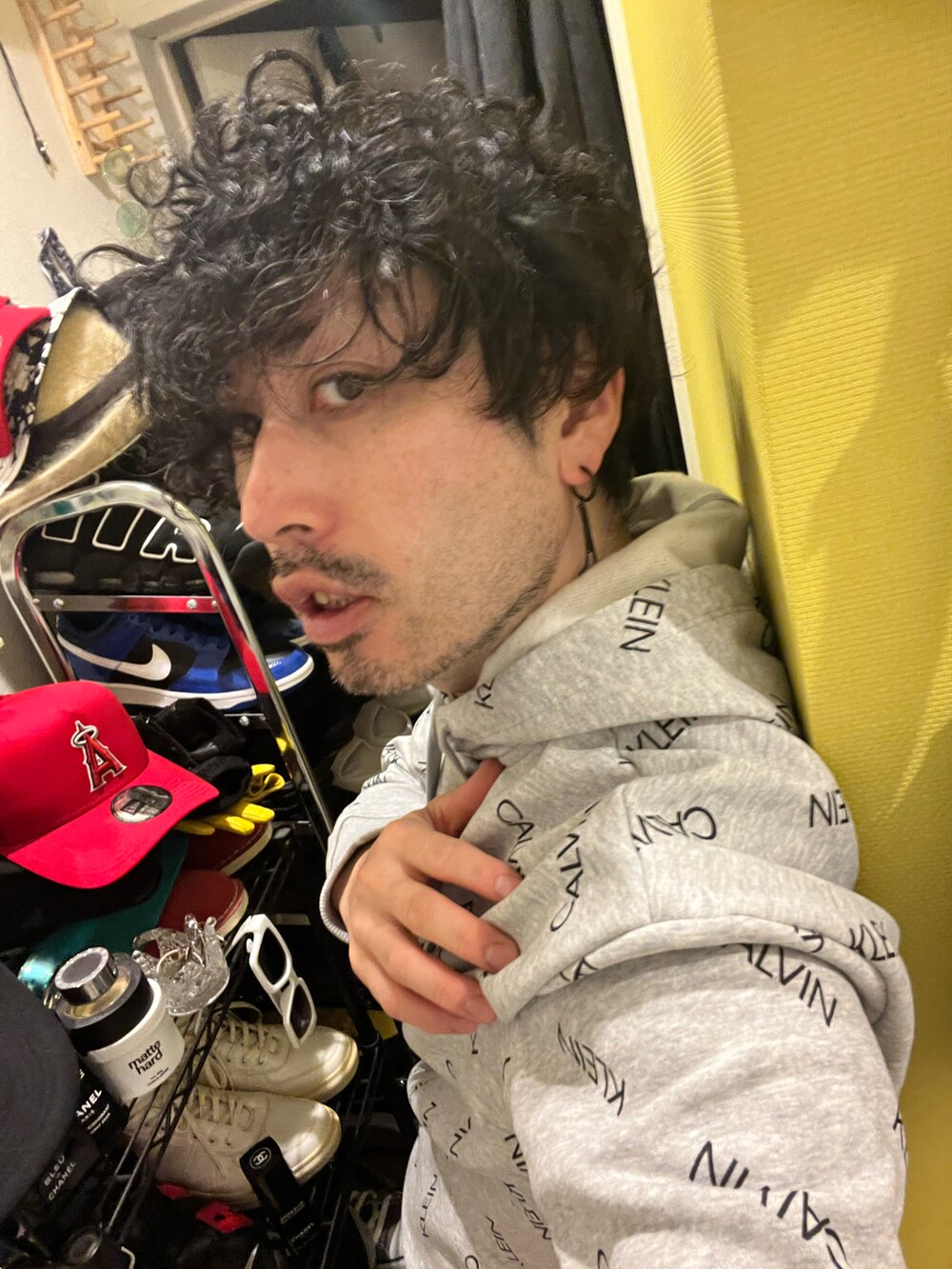 ブラック系のその他パンツ、グレー系のパーカー、ブラック系のショルダーバッグを着用したメンズの冬コーディネートの4枚目の写真