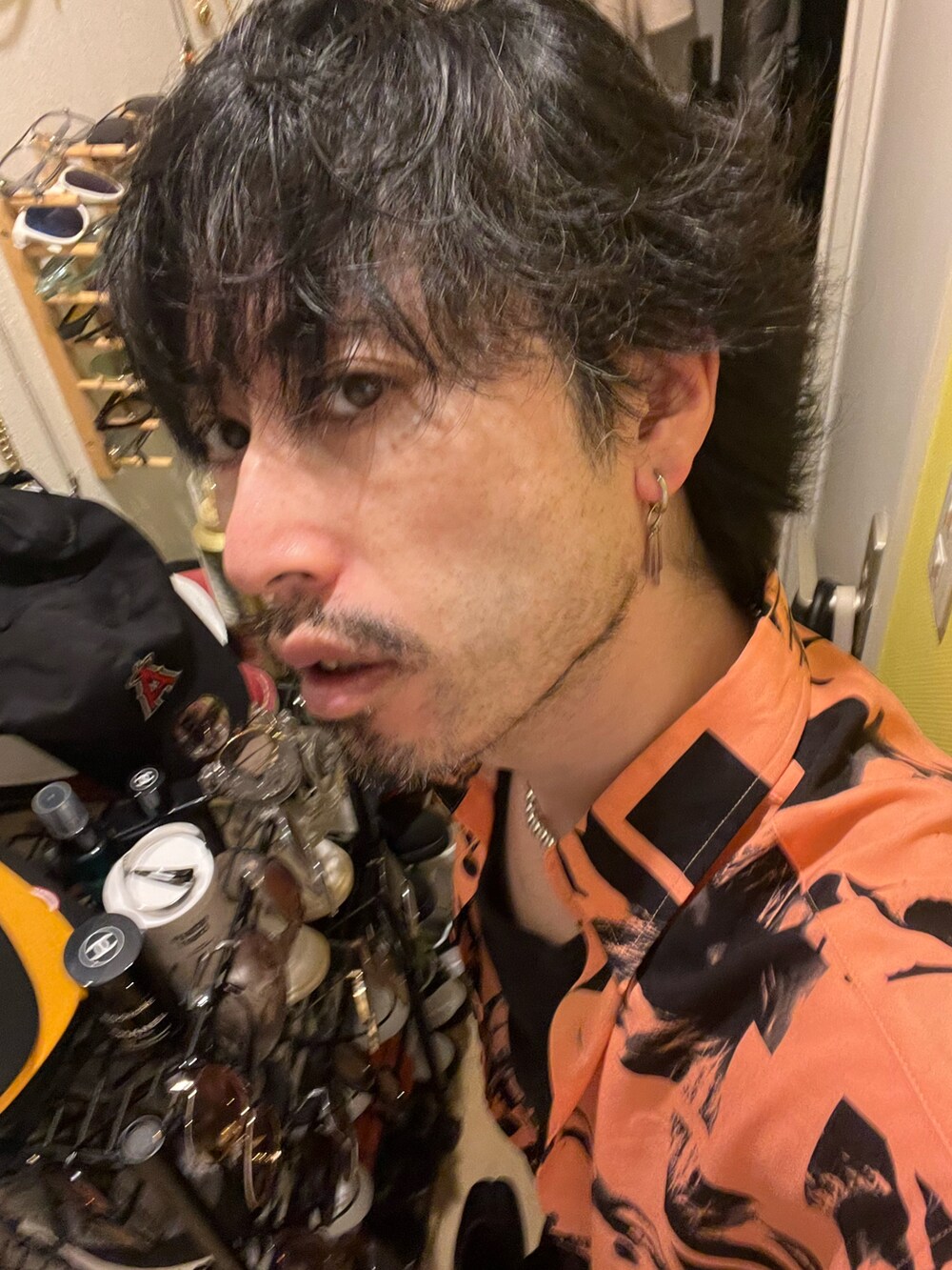 その他のシャツ/ブラウス、ブラック系のカーゴパンツ、ブルー系のスニーカーを着用したメンズの春コーディネートの5枚目の写真