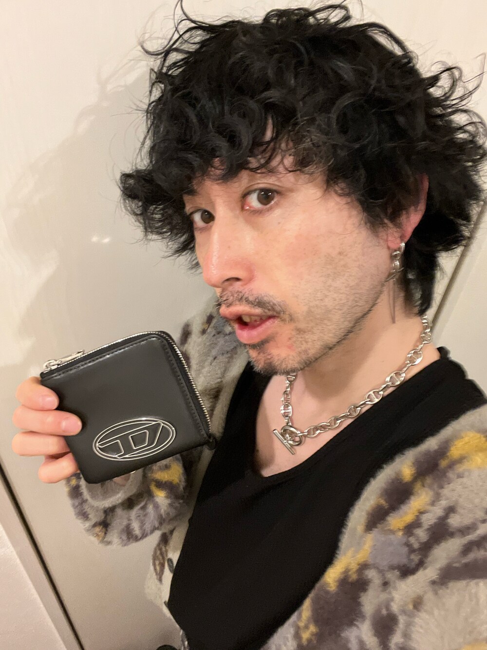 ブラック系のその他パンツ、ブラック系のブーツ、グレー系のカーディガン/ボレロを着用したメンズの春コーディネートの4枚目の写真
