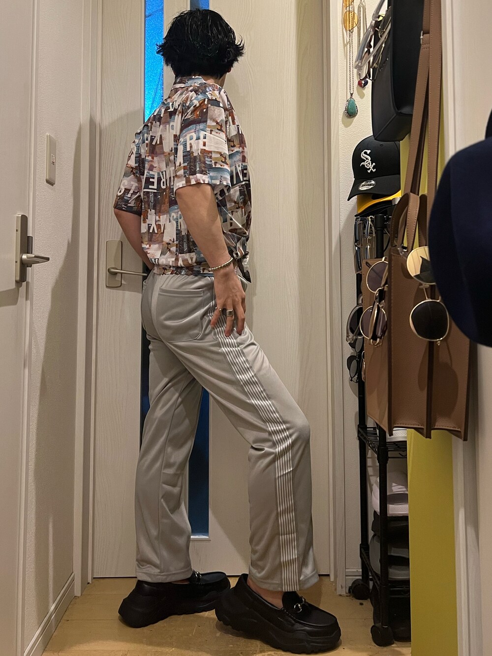 ホワイト系のシャツ/ブラウス、グレー系のデニムパンツ、ブラック系のスニーカーを着用したメンズの春コーディネートの3枚目の写真