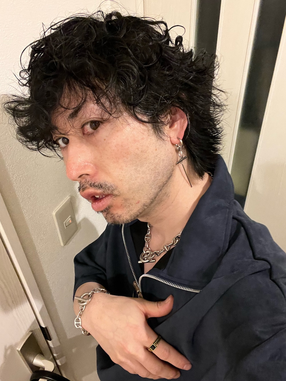「モノトーン、モノトーンコーデ、春夏コーデ、おしゃれさんと繋がりたい、お出かけコーデ、きれいめカジュアル、デートコーデ、低身長、韓国ファッション、いいね、save、フォローお願いします🤑、過去の投稿も見て頂けたら嬉しいです😊、フォルダインありがとうございます❤︎、フォローミー、サングラス、ヒールブーツ」｜「CLELの【CLEL】TRルーズ サイドジップデザインパンツ/TR Loose Side Zip Design Pants（スラックス、ブラック系）」を使った、shinyaさん（メンズ・168cm）の春コーディネートの5枚目の写真
