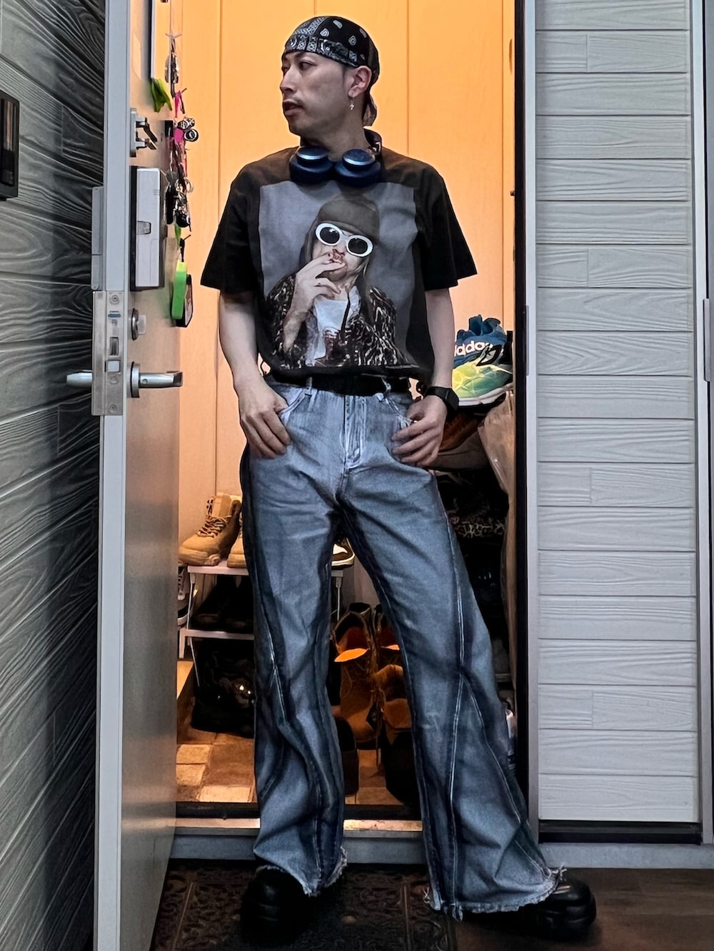 ブラック系のTシャツ/カットソー、ブラック系のショルダーバッグ、ブラック系のブーツを着用したメンズの春コーディネートの3枚目の写真