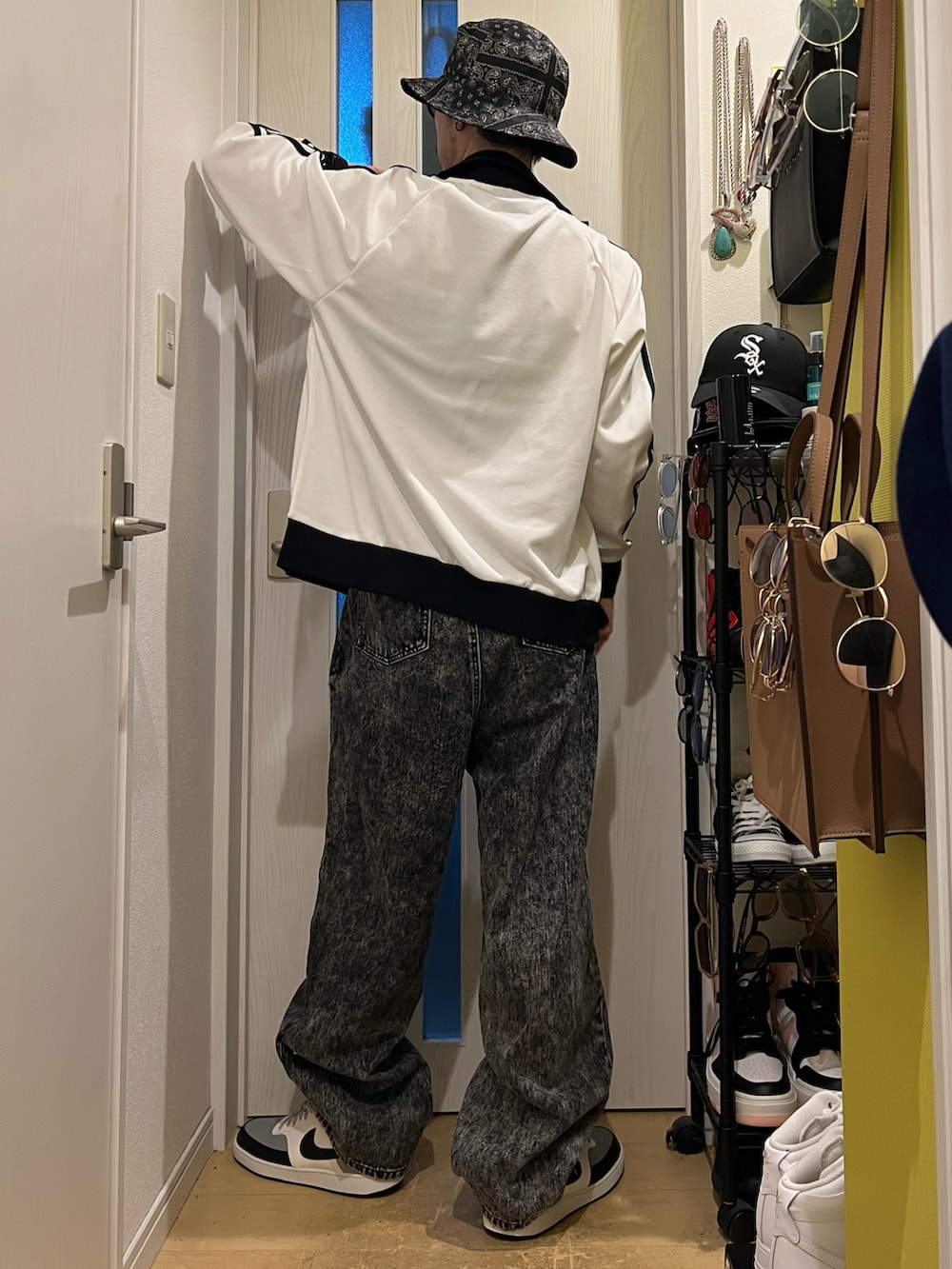 「トラックジャケット、休日コーデ、秋服、秋服準備はじめました、秋コーデ、デニム、スニーカー、タンクトップ、バケットハット、韓国ファッション、サングラス、おしゃれさんと繋がりたい、過去の投稿も見て頂けたら嬉しいです😊、フォルダインありがとうございます❤︎、フォローミー」｜「ADRERの【ADRER】ヴィンテージメイクワイドテーパードデニム（デニムパンツ、ブラック系）」を使った、shinyaさん（メンズ・168cm）の秋コーディネートの3枚目の写真
