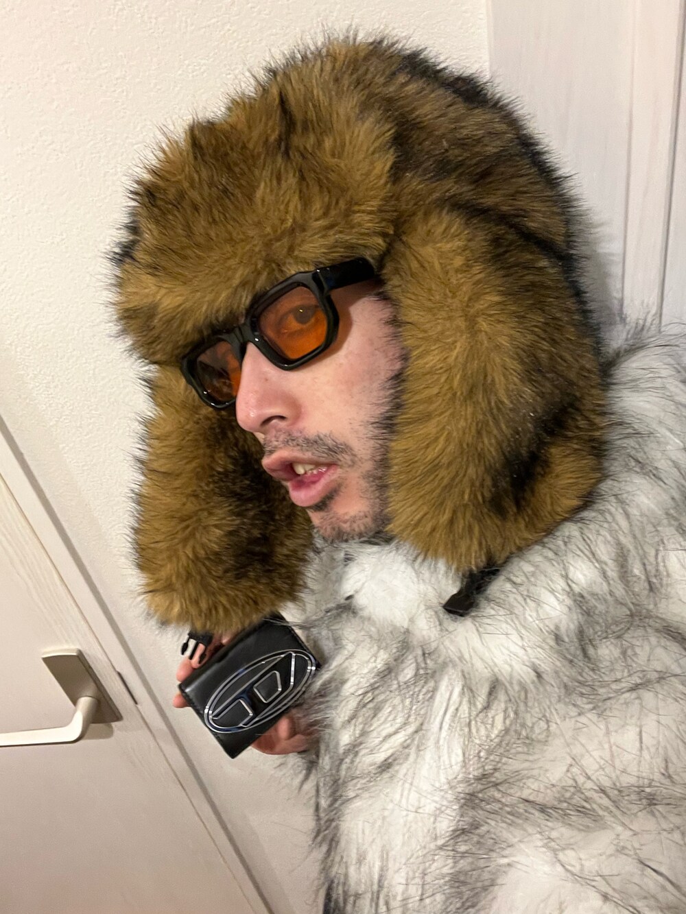 ベージュ系のブーツ、ブルー系のデニムパンツ、ホワイト系のその他アウターを着用したメンズの冬コーディネートの4枚目の写真