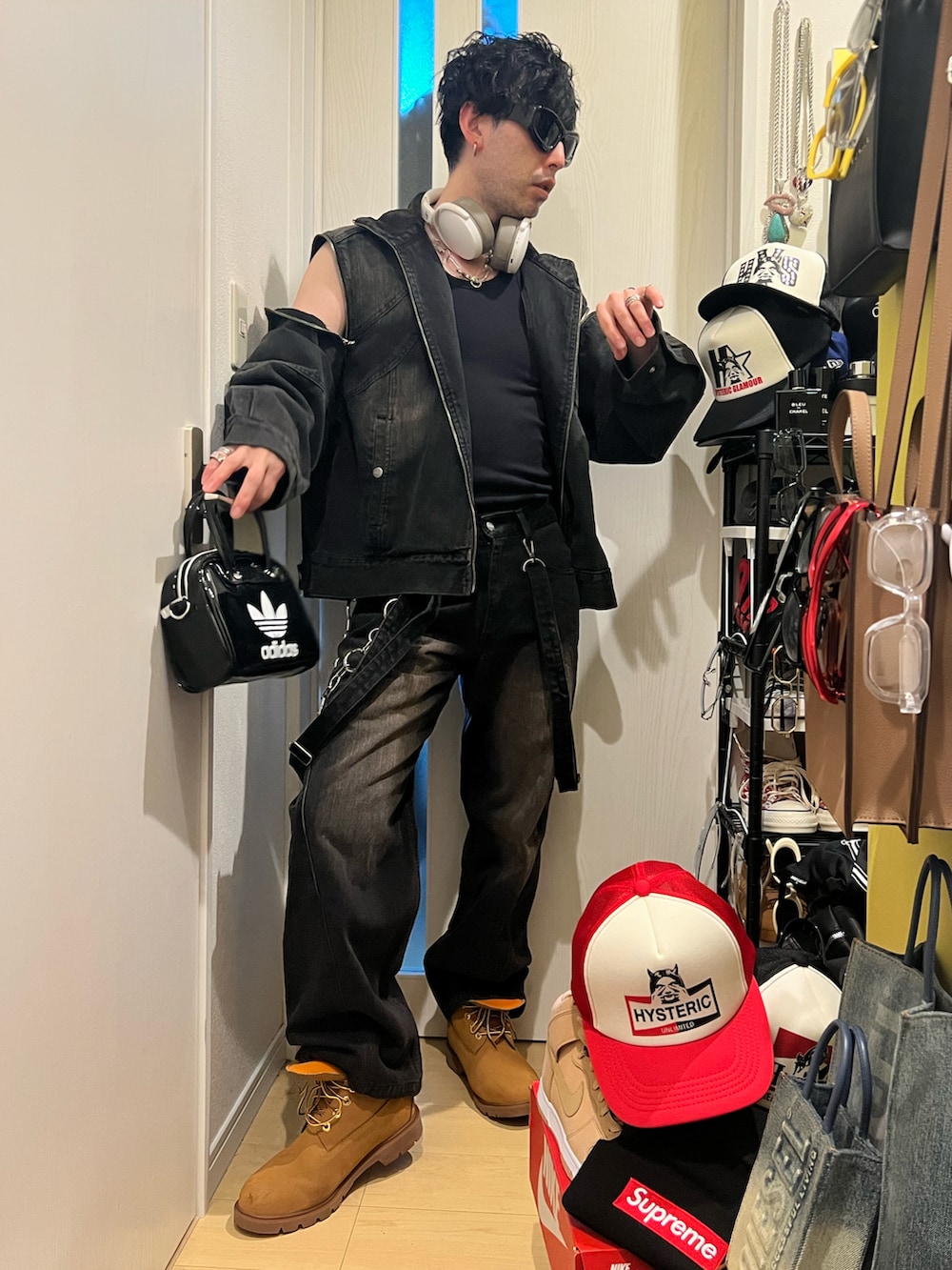 ブラック系のデニムパンツ、ベージュ系のブーツ、ブラック系のデニムジャケットを着用したメンズの春コーディネートの2枚目の写真