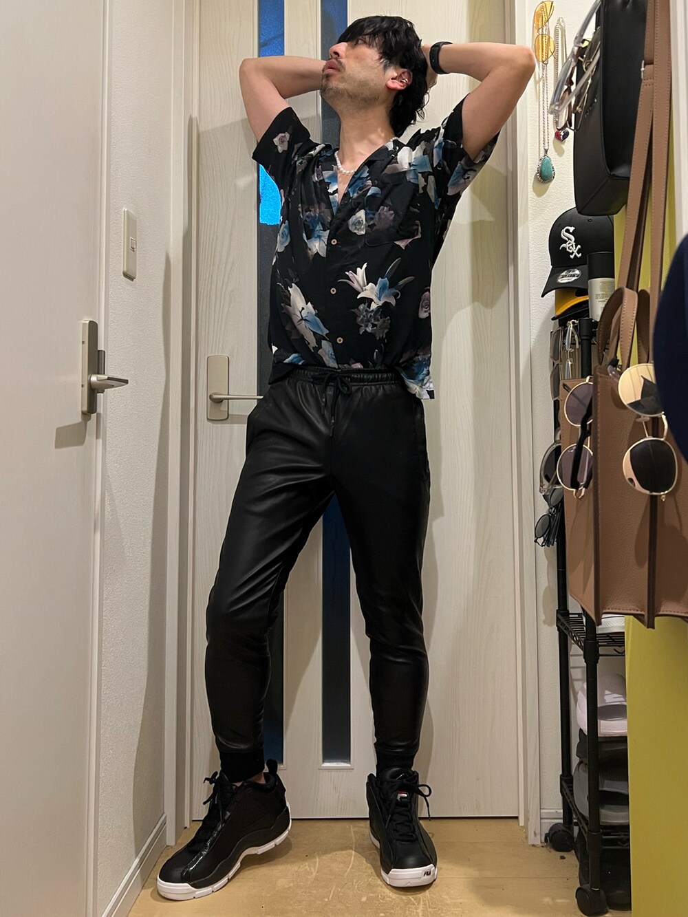 ブラック系のシャツ/ブラウス、ブラック系のその他パンツ、ブラック系のスニーカーを着用したメンズの春コーディネートの2枚目の写真