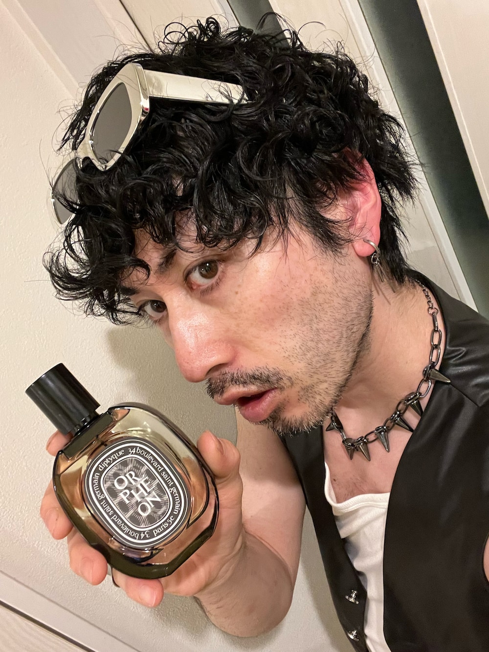 ブラック系のカーゴパンツ、ブラック系のブーツ、ブラック系のベストを着用したメンズの春コーディネートの4枚目の写真