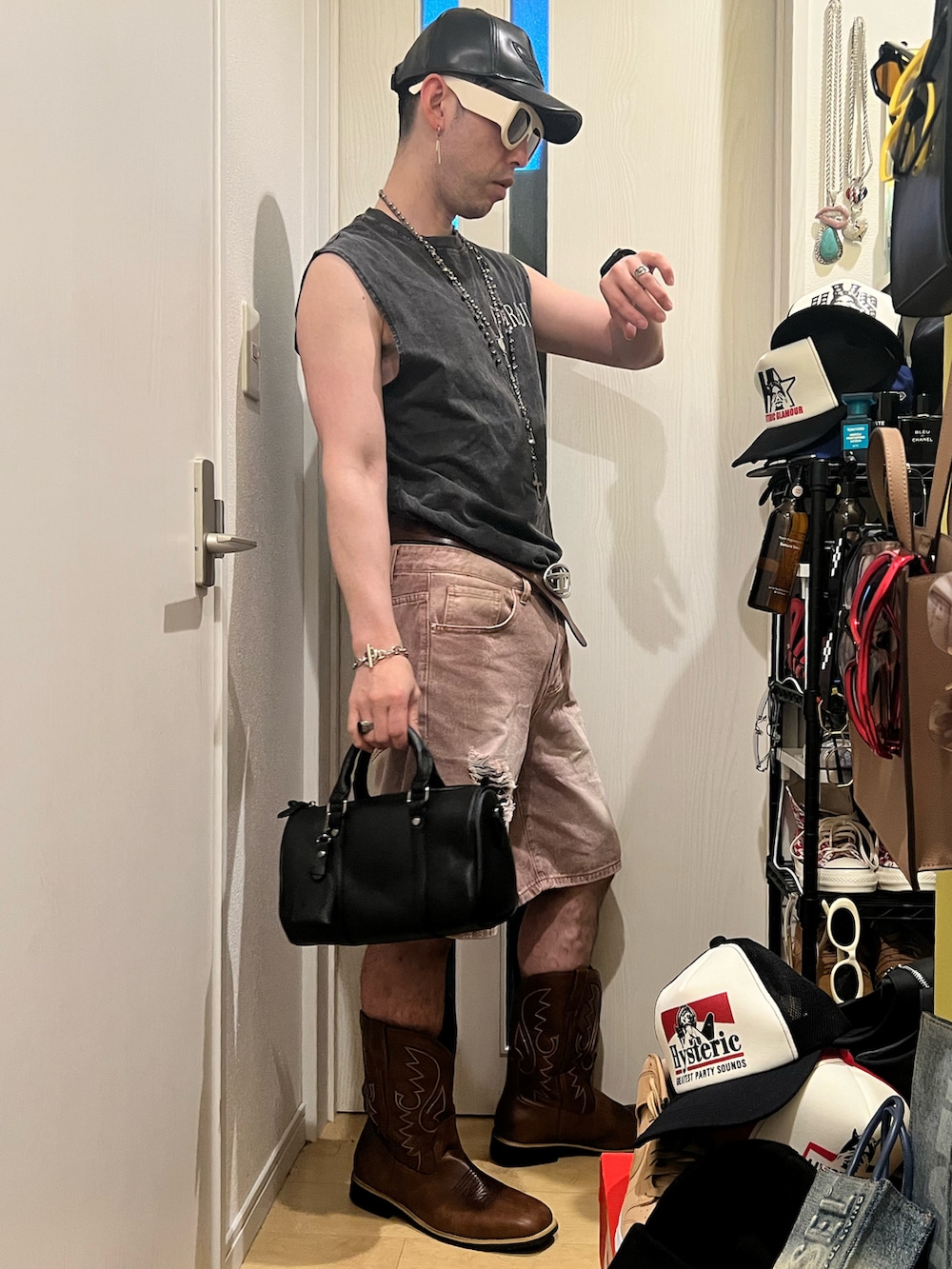 ブラウン系のブーツ、ピンク系のその他パンツ、ブラック系のボストンバッグを着用したメンズの春コーディネートの2枚目の写真