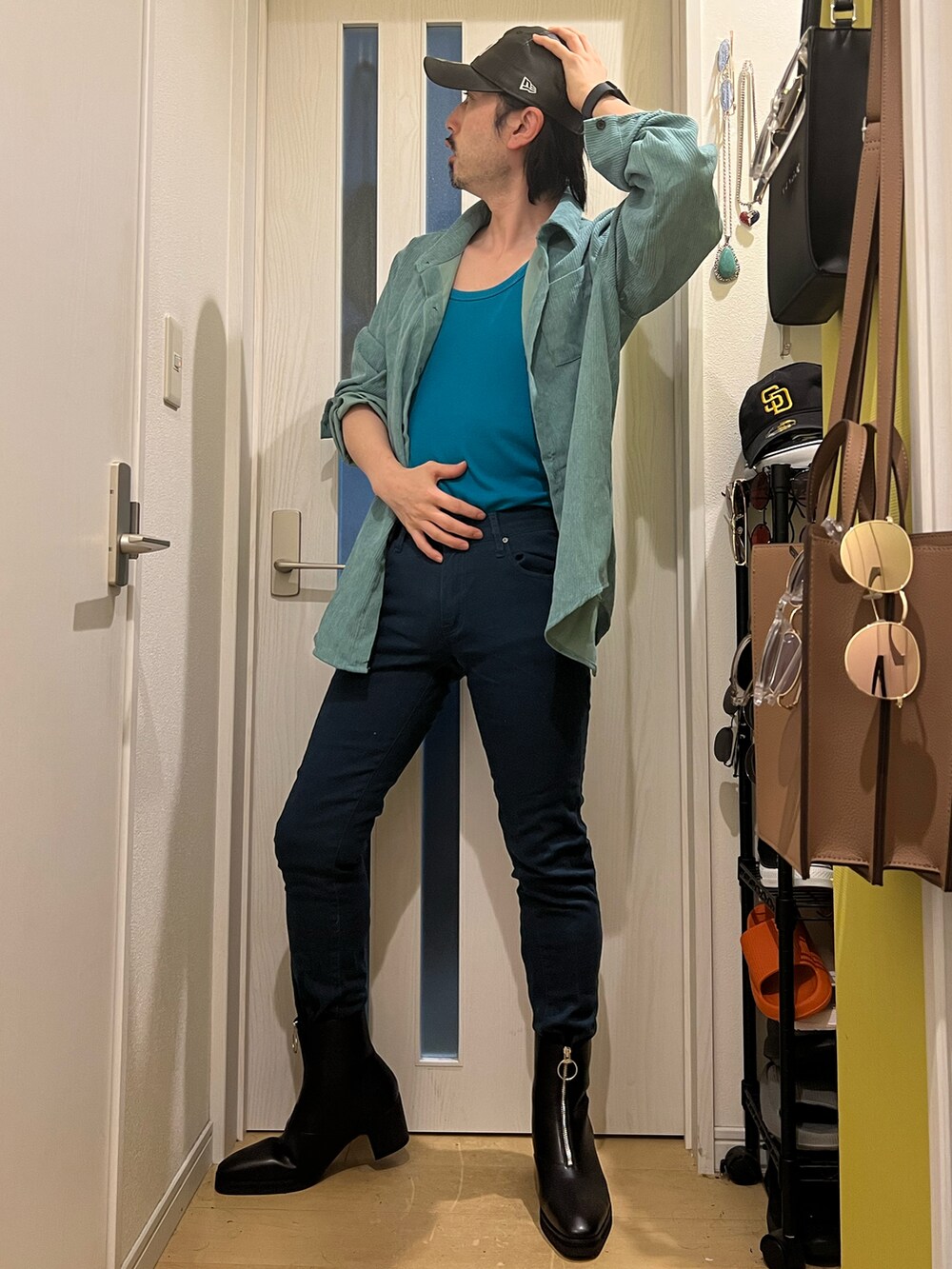 ブラック系のブーツ、ブラック系のキャップを着用したメンズの秋コーディネートの5枚目の写真