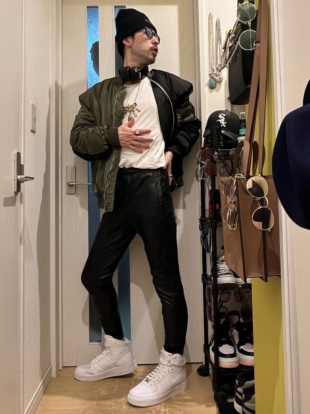 ブラック系のMA-1、ブラック系のスウェットパンツ、ホワイト系のスニーカーを着用したメンズの秋コーディネートの2枚目の写真