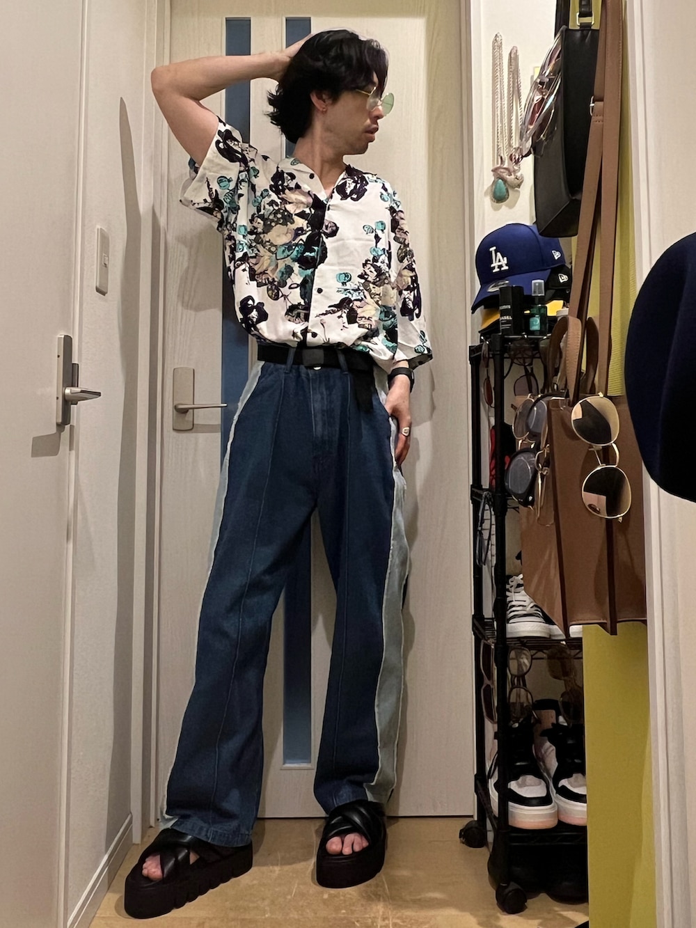 ブラック系のサンダル、ブルー系のデニムパンツ、ホワイト系のシャツ/ブラウスを着用したメンズの夏コーディネートの2枚目の写真