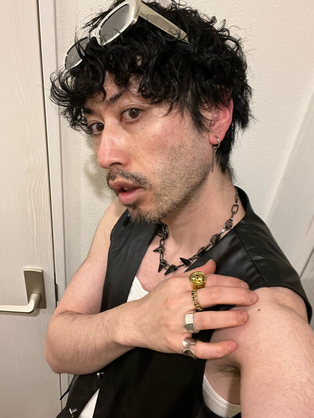 ブラック系のカーゴパンツ、ブラック系のブーツ、ブラック系のベストを着用したメンズの春コーディネートの3枚目の写真