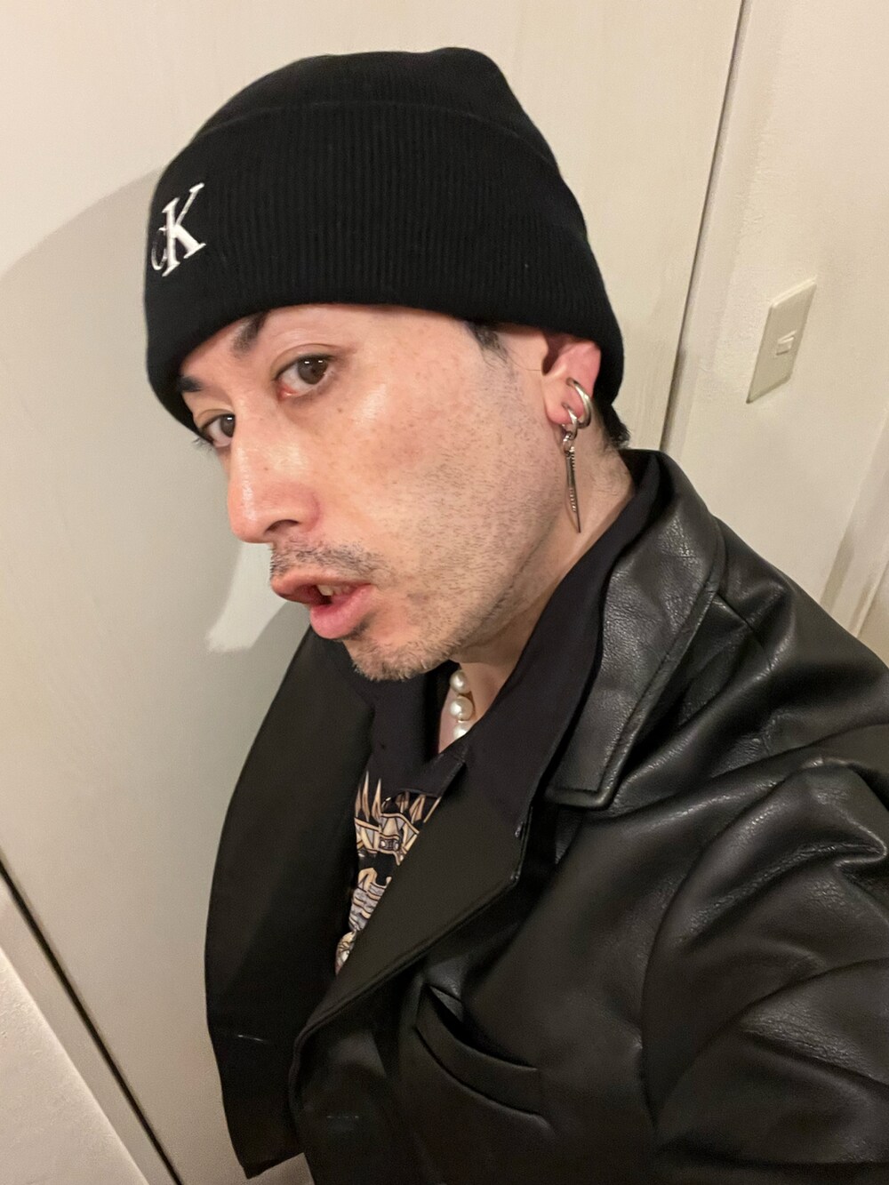 ブラック系のテーラードジャケット、ブラック系のシャツ/ブラウス、ブラック系のスラックスを着用したメンズの冬コーディネートの4枚目の写真