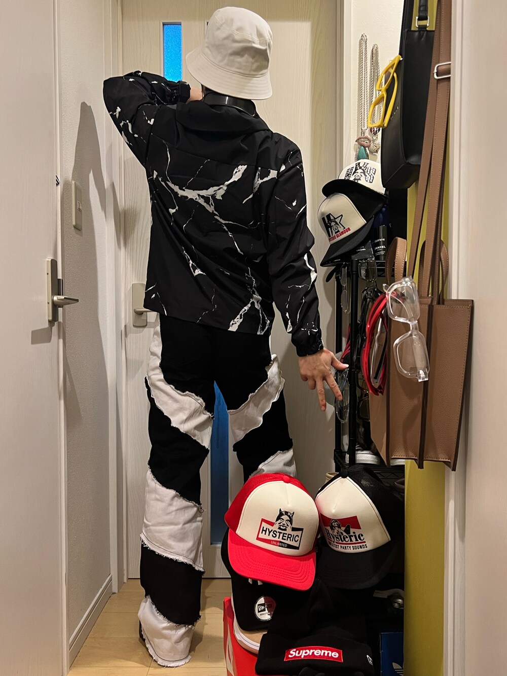ブラック系のナイロンジャケット、ブラック系のデニムパンツ、ブラック系のブーツを着用したメンズの冬コーディネートの4枚目の写真