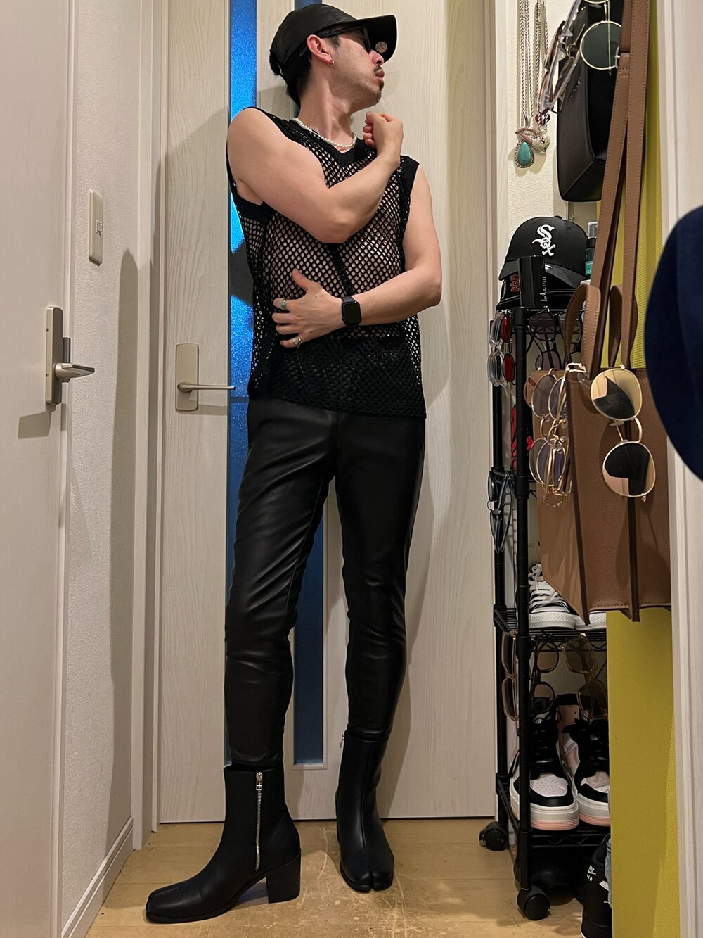 ブラック系のスウェットパンツ、ブラック系のブーツ、ブラック系のショルダーバッグを着用したメンズの夏コーディネートの4枚目の写真