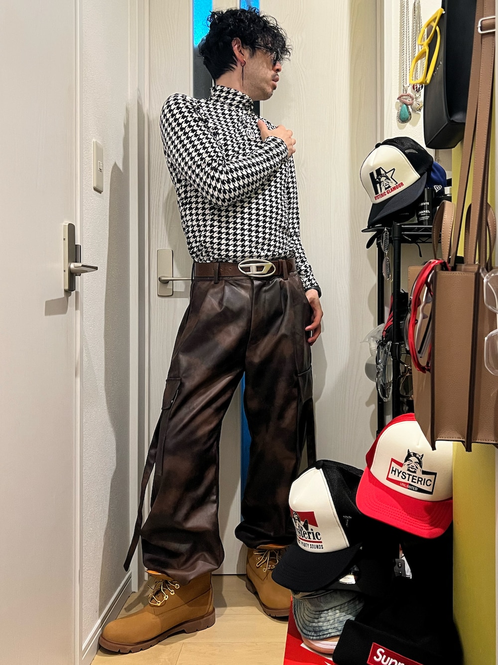 ブラウン系のカーゴパンツ、ベージュ系のブーツ、ホワイト系のニット/セーターを着用したメンズの冬コーディネートの4枚目の写真