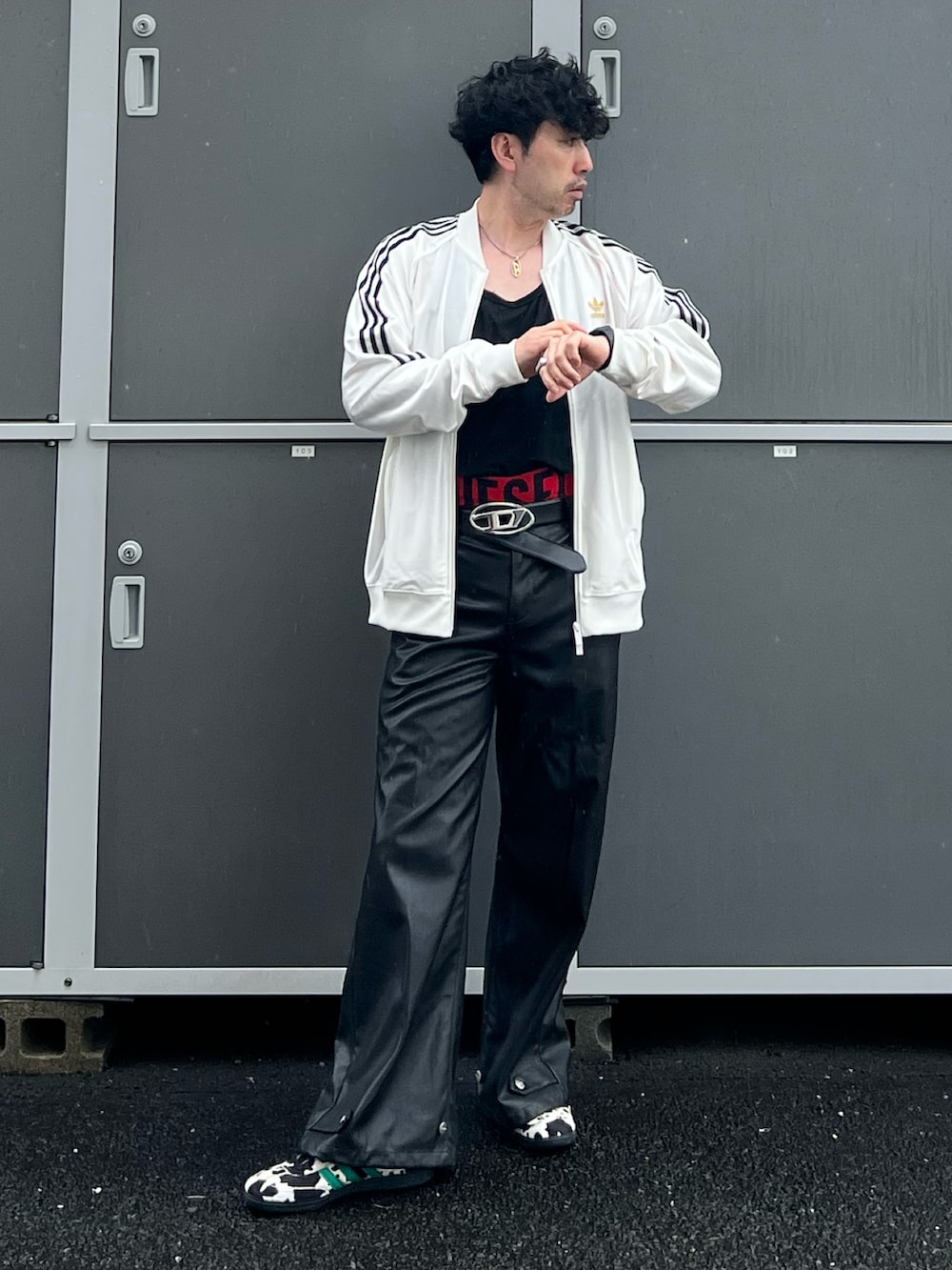 ホワイト系のジャージ、ブラック系のその他パンツ、ブラック系のスニーカーを着用したメンズの秋コーディネートの2枚目の写真