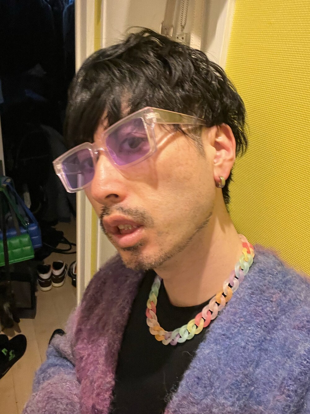 その他のカーディガン/ボレロ、ブラック系のスラックス、ブラック系のスニーカーを着用したメンズの春コーディネートの4枚目の写真