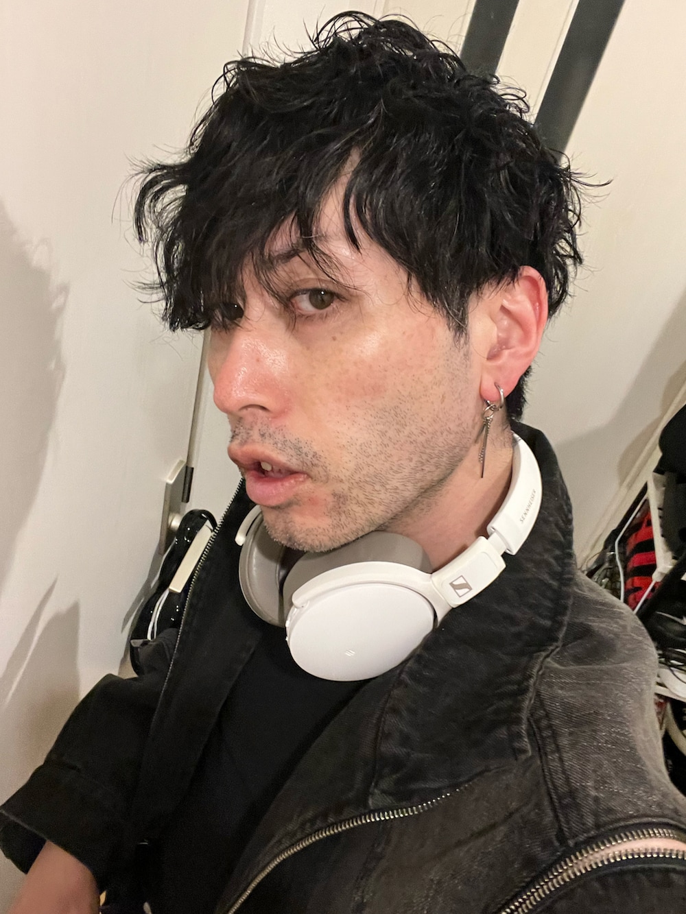 ブラック系のデニムパンツ、ベージュ系のブーツ、ブラック系のデニムジャケットを着用したメンズの春コーディネートの4枚目の写真