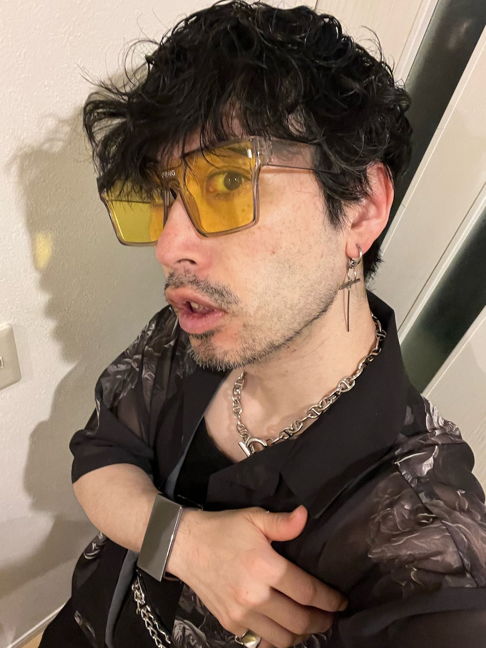 ブラック系のその他パンツ、ブラック系のブーツ、ブラック系のシャツ/ブラウスを着用したメンズの夏コーディネートの4枚目の写真